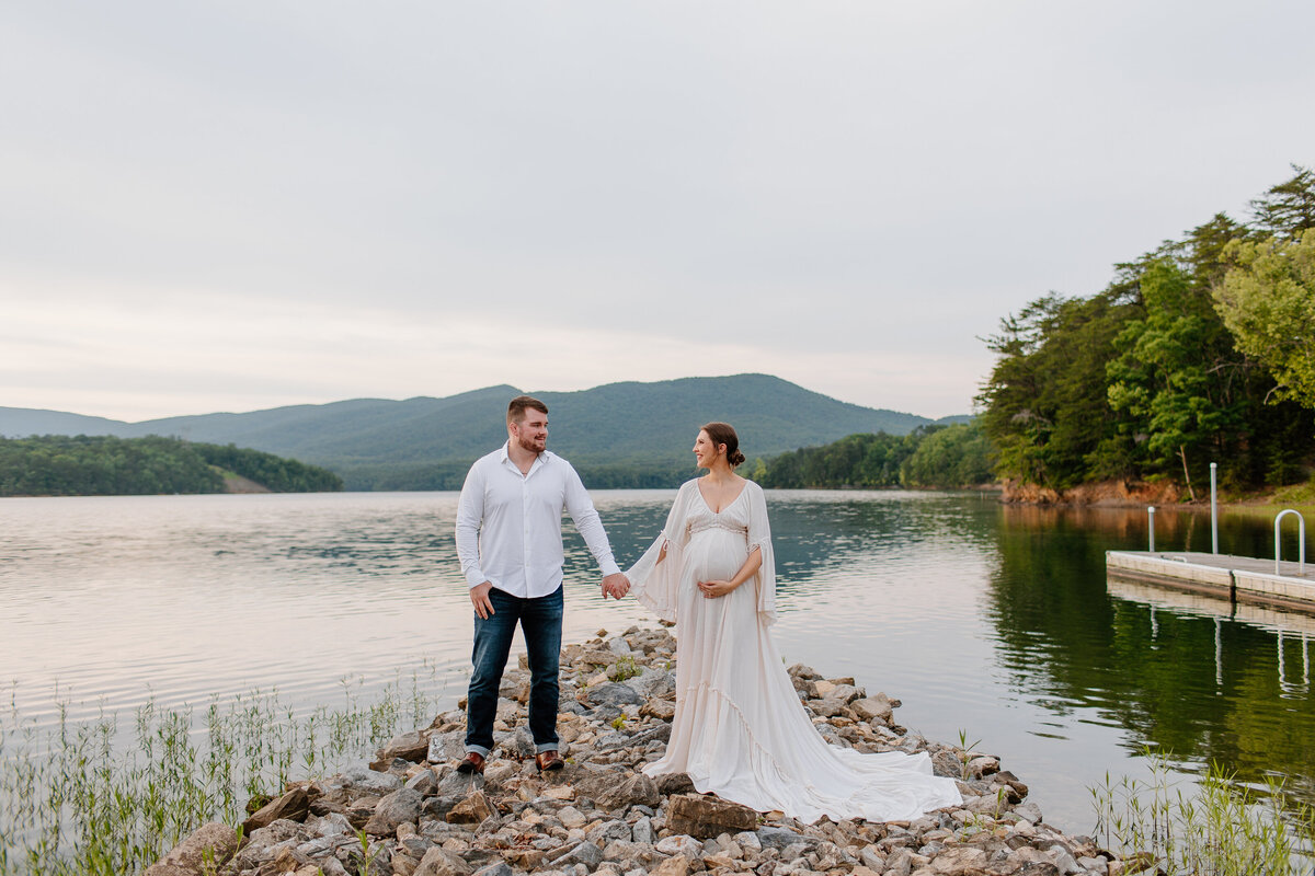 Documentary-Maternity-Session-at-Carvins-Cove-RJ-33