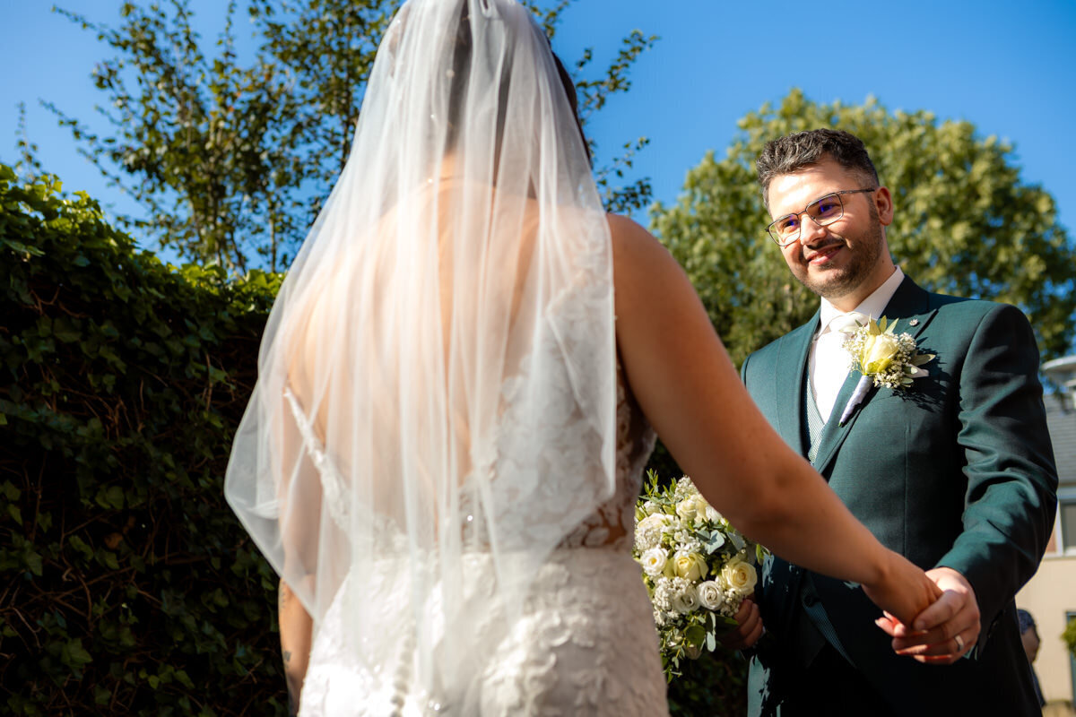 first look bruidegom en bruid buiten