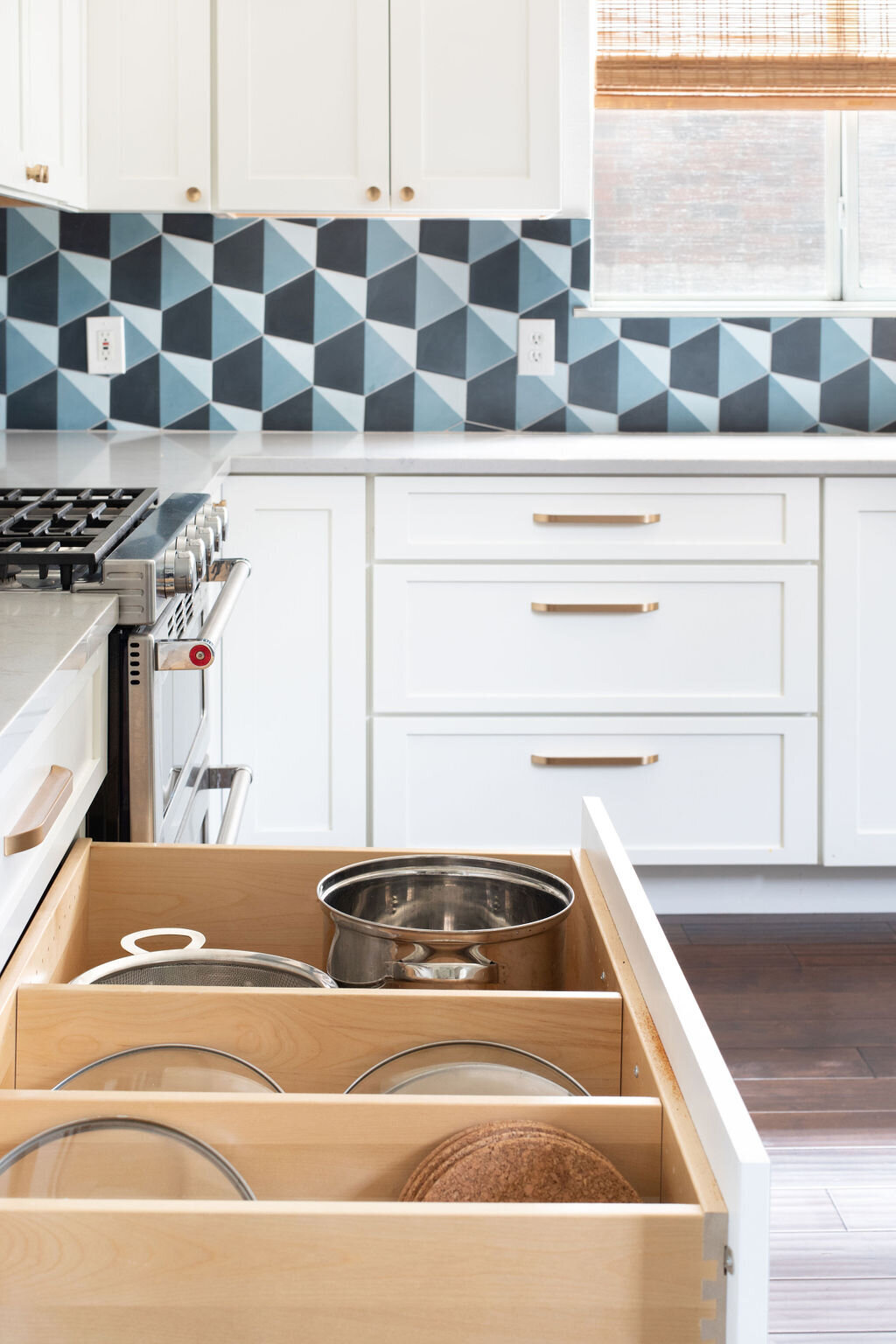 hello-home-austin-contemporary-navy-and-white-kitchen-remodel-patterned-backsplash-custom-drawer-organization-dark-wood-floors-19
