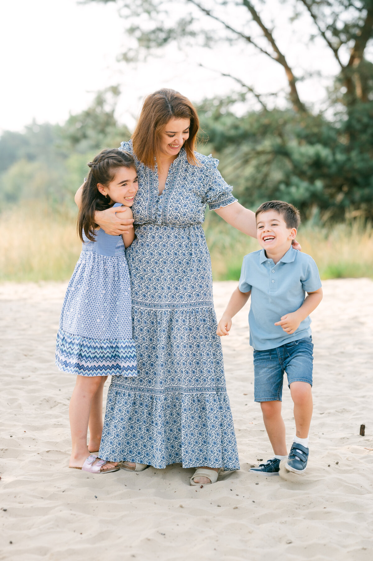 Lifestyle Familyshoot in Son gezin lachen zandvlakte