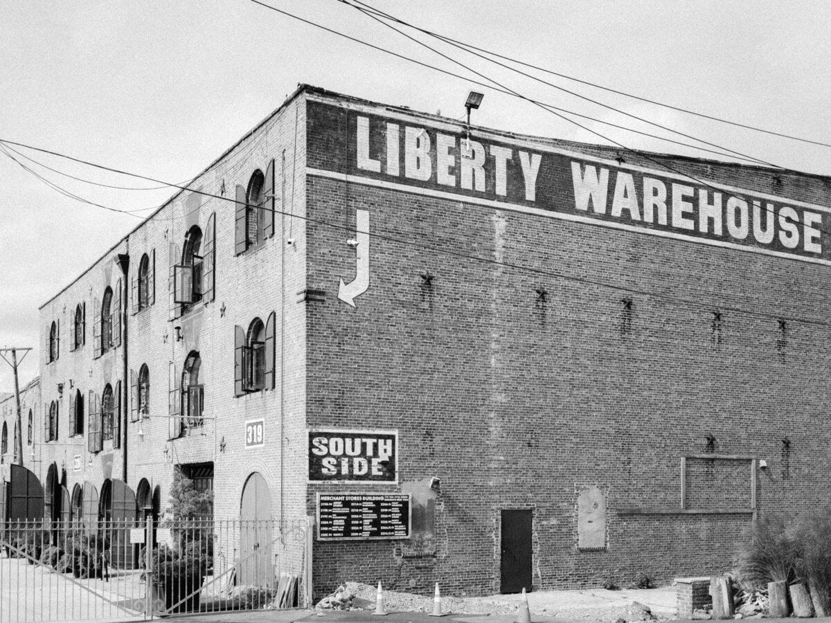 libertywarehouse-newyorkwedding-weddingwithaview-felixfeyginphotography-004