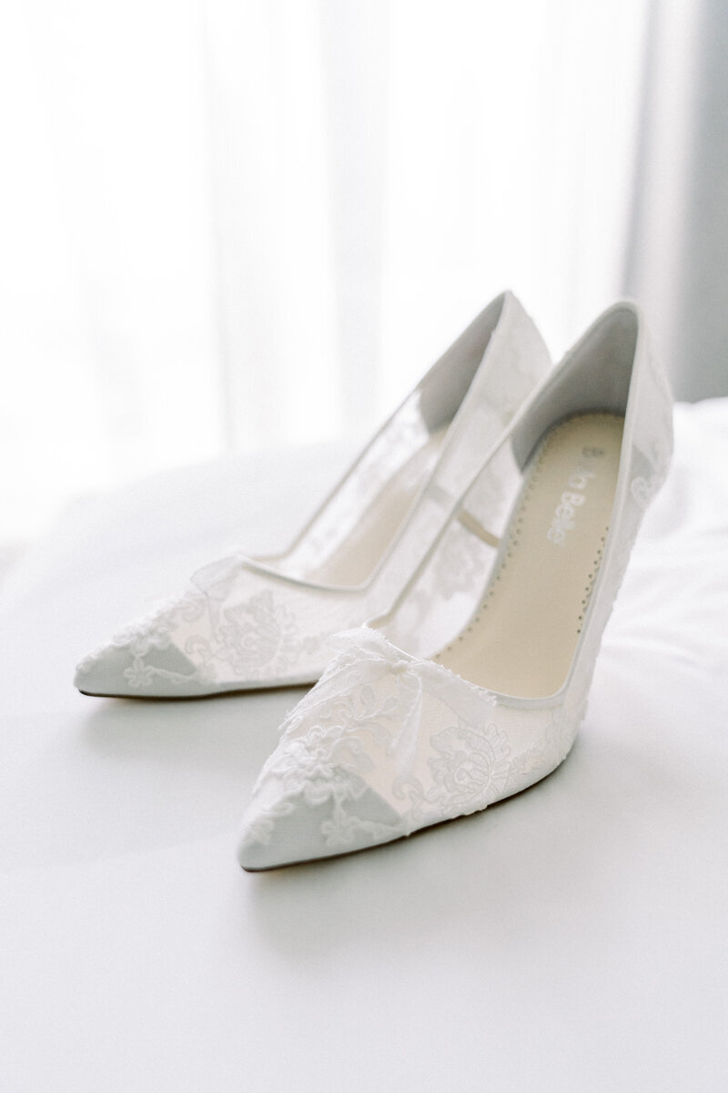 Bride-wedding-shoes-Jommyphotography.
