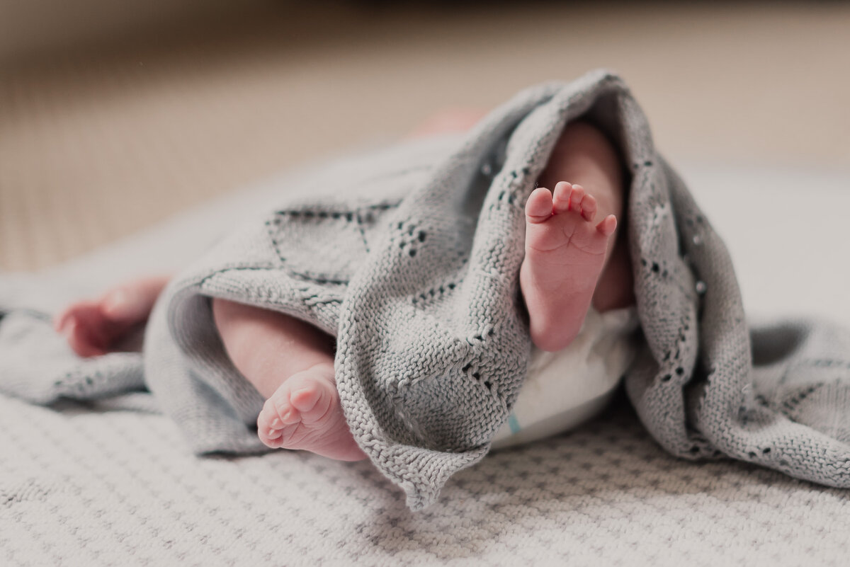newborn-baby-relaxed-lifestyle-natural-family-photography-180