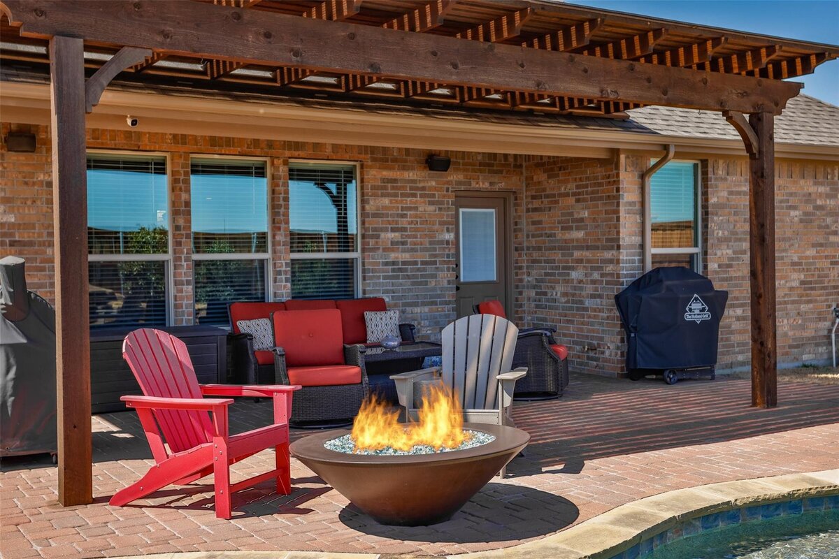Homes for sale in Krum TX with firepit