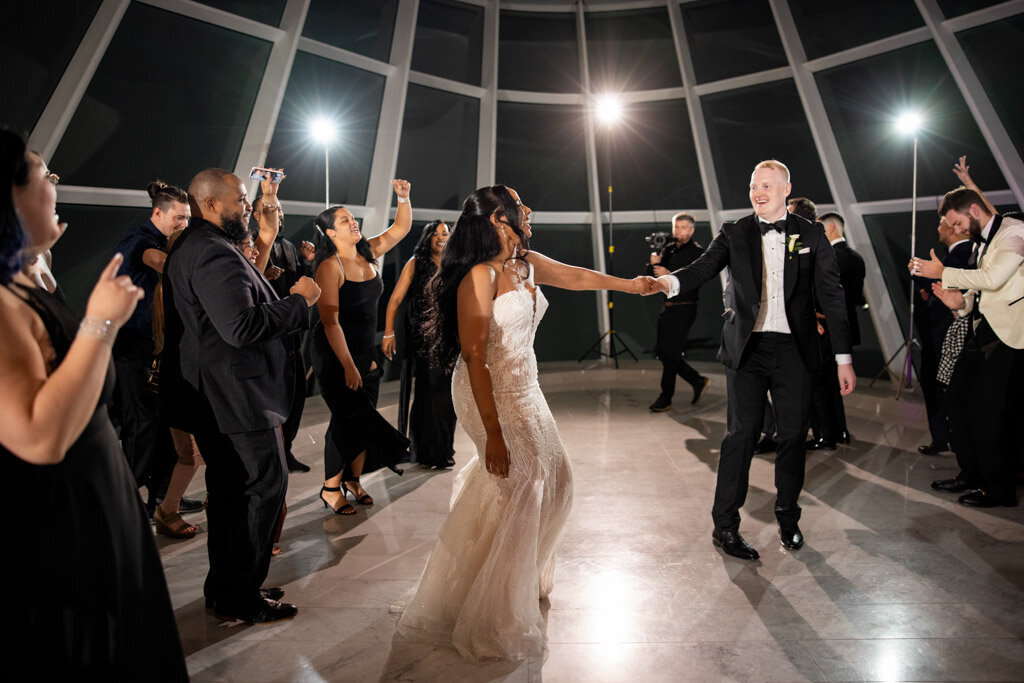 148-Milwaukee-Art-Mueseum-Wedding-Lauren-Ashley-Studios