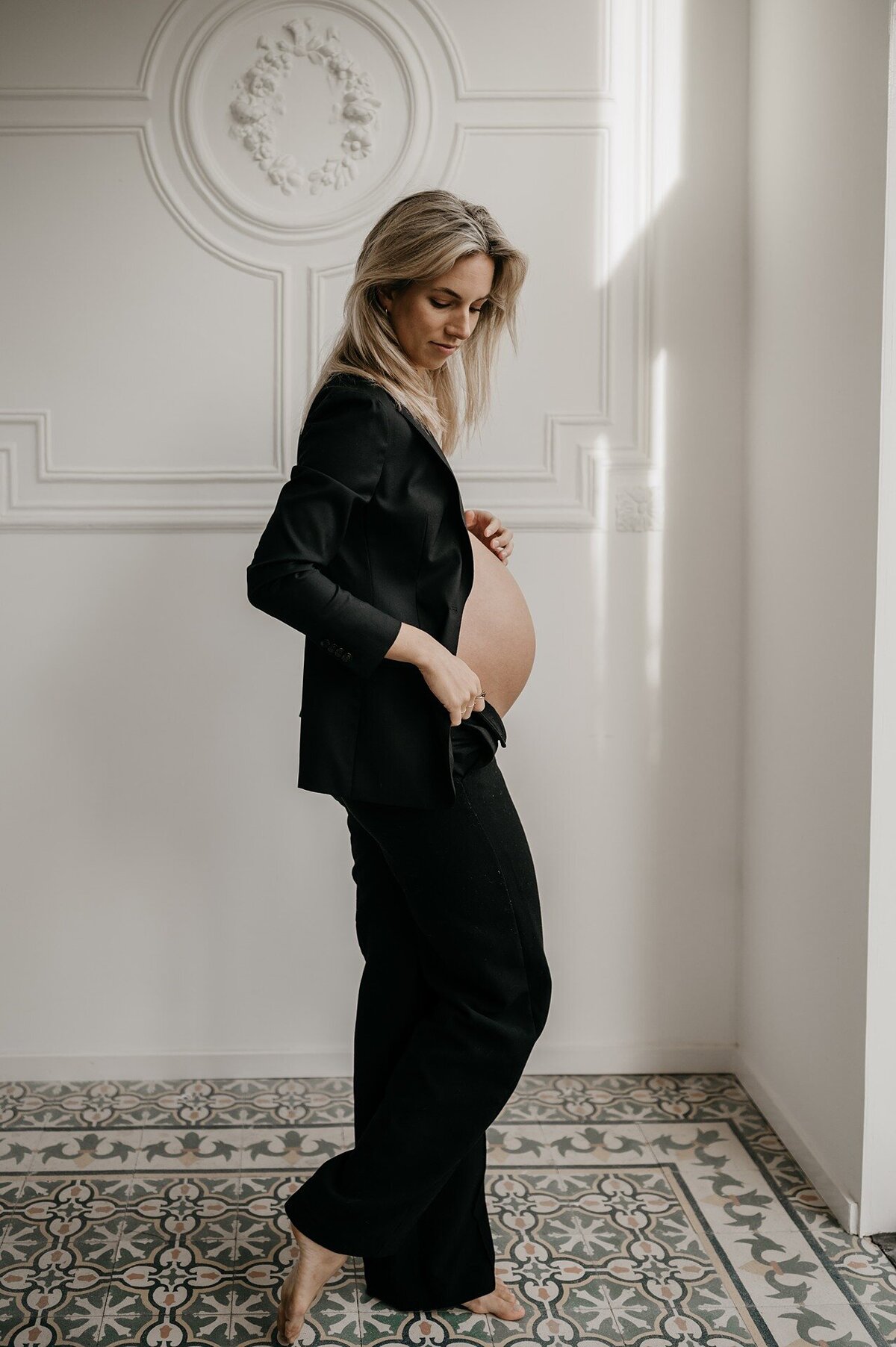 16-LouiseBoonstoppelFotografie_zwangerschapshoot_elegant_blote_buik