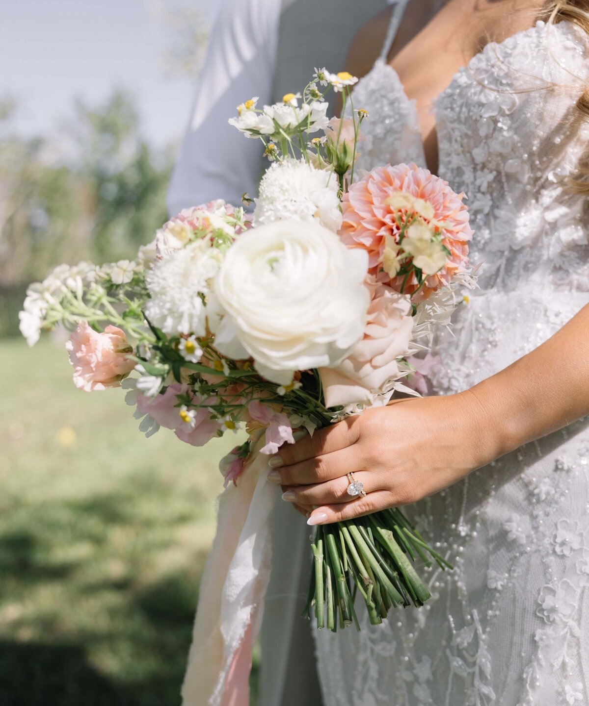 birde-bouquet-close-up-nika-helgeson-photography