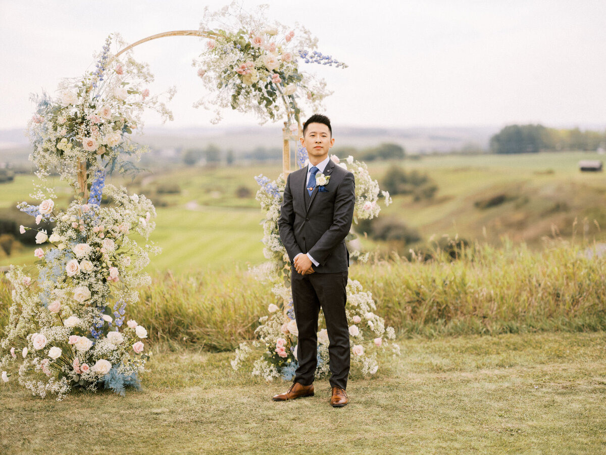 groom-ceremony-light-floral-arch