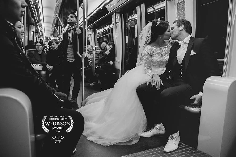 Deze award winning foto van een zoenend bruidspaar is gemaakt in de metro van Parijs. Kissing wedding couple on the subway in Paris. Nanda Zee-Fritse van FOTOZEE