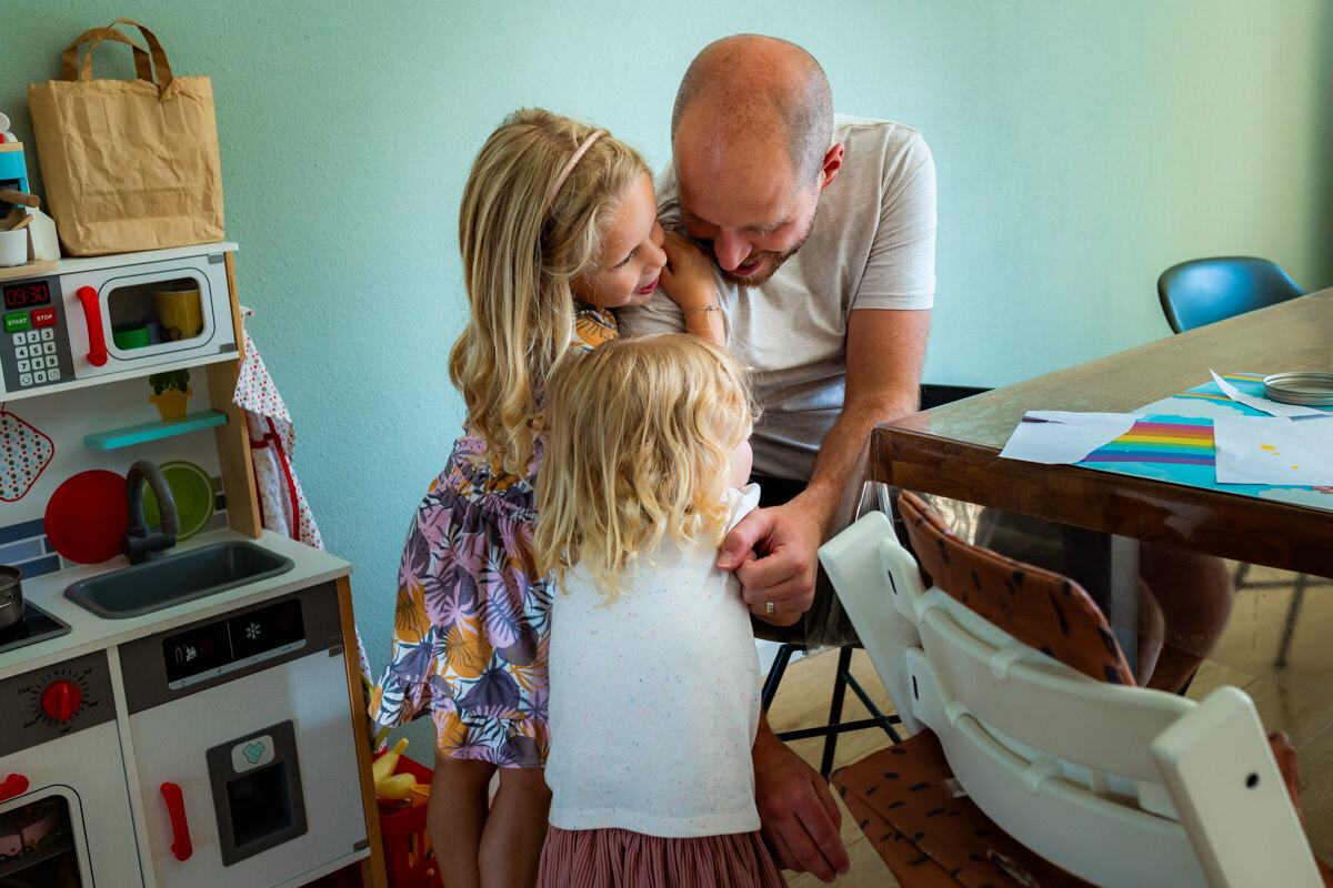 dochters knuffelen papa
