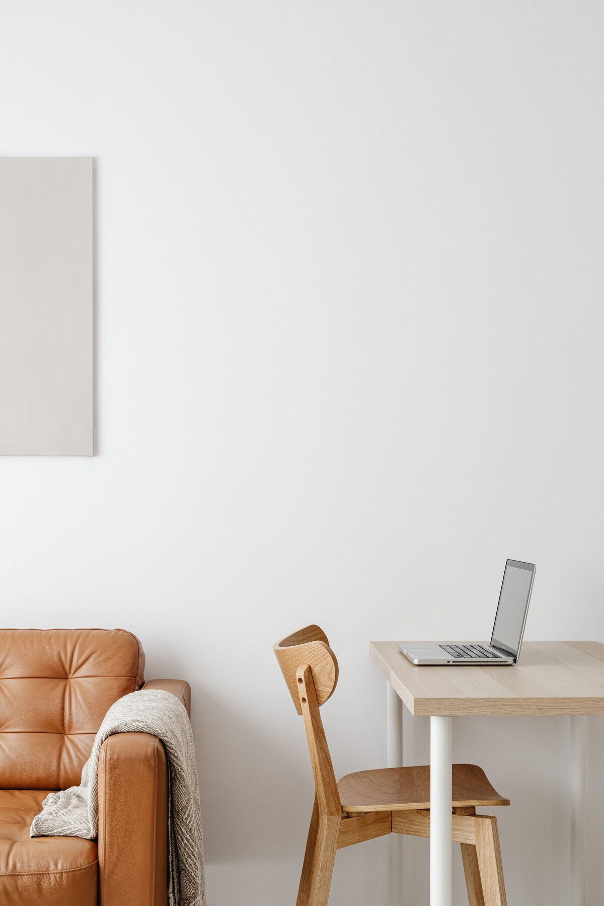 kaboompics_workspace-in-the-living-room-24091