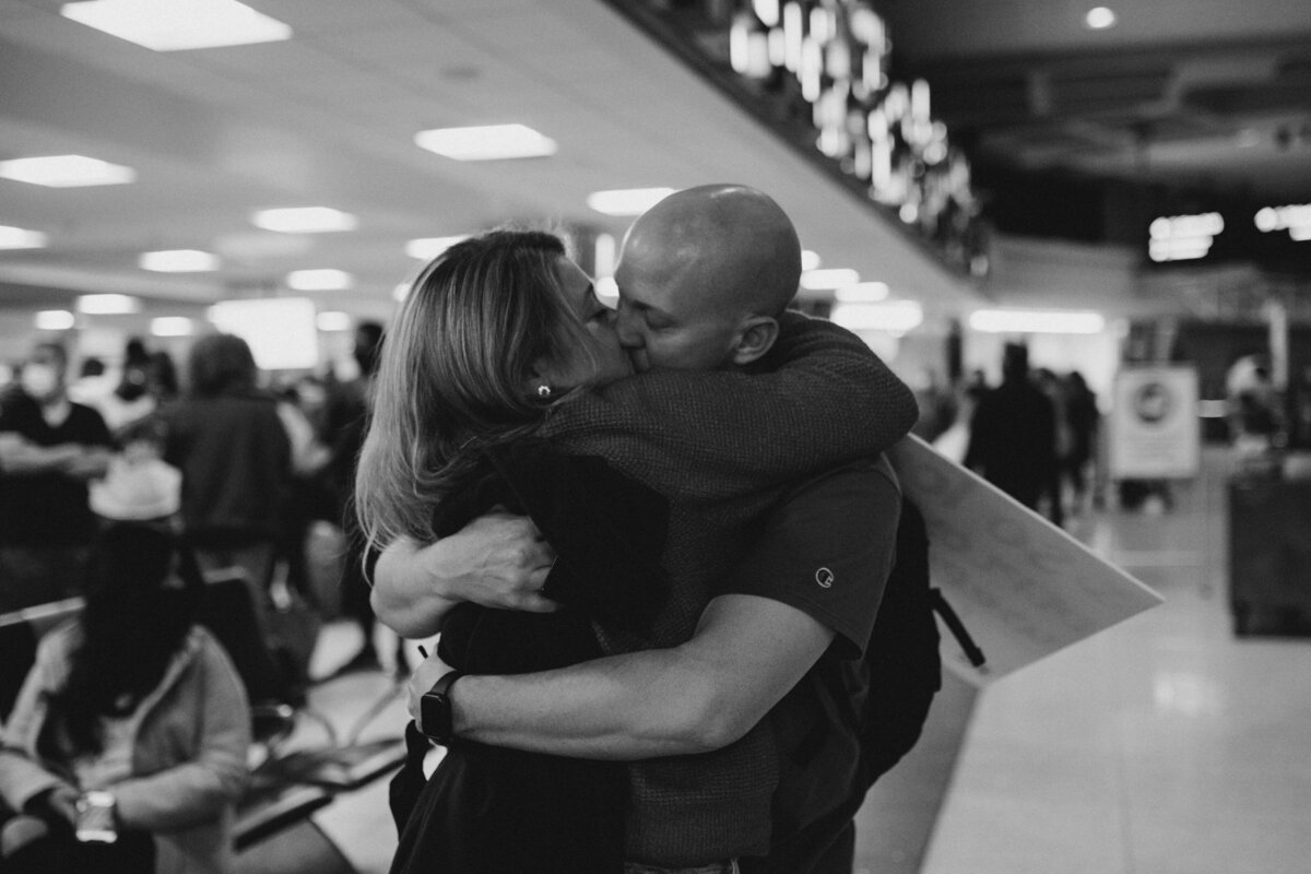 first-hug-airport-homecoming