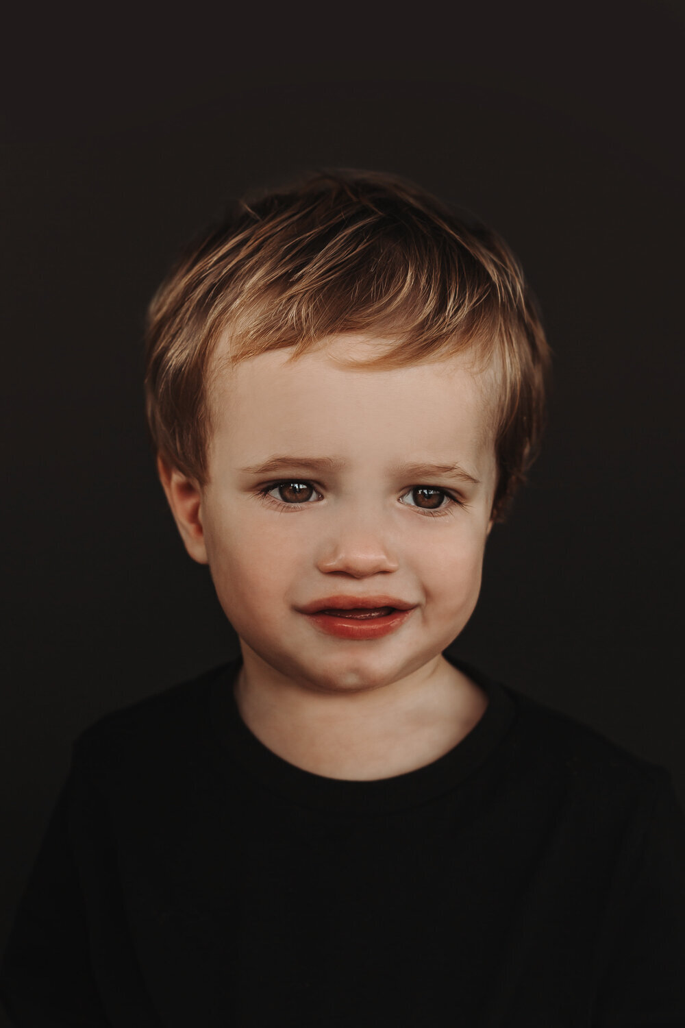 Portret jongen op donkere achtergrond