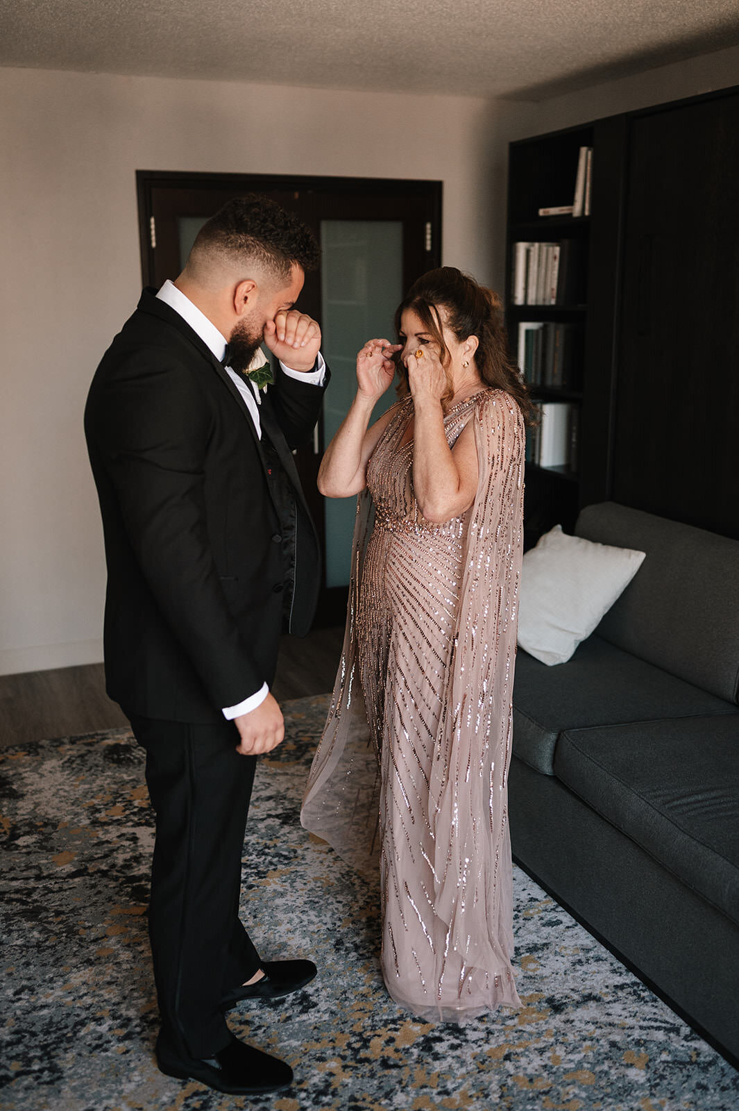 hyatt-regency-getting-ready-prep-photos-luxury-hotel-downtown-chicago-melissa-ferrara-photography01001