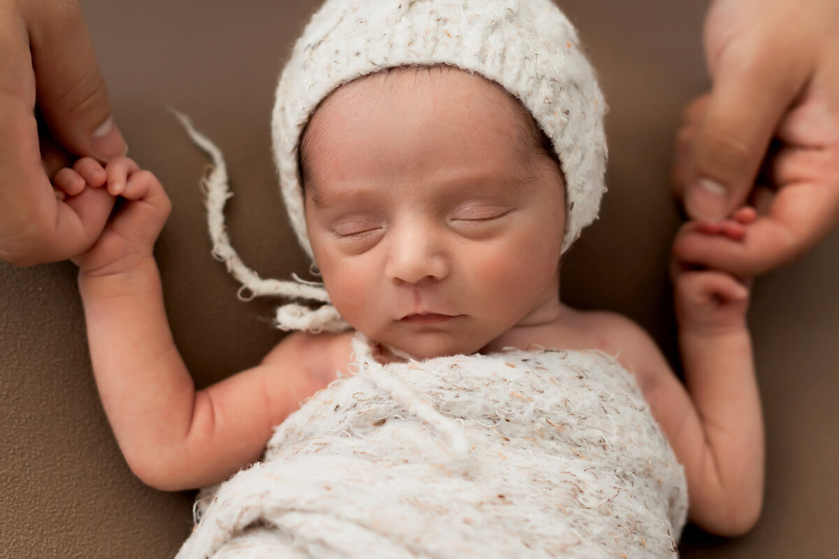 Newborn_baby_in_fathers_hands2