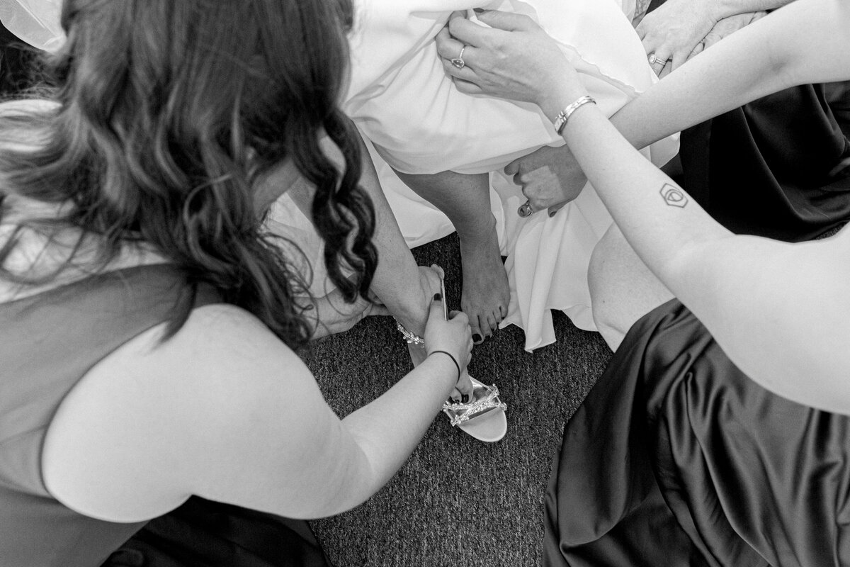 bride preparation portraits-3