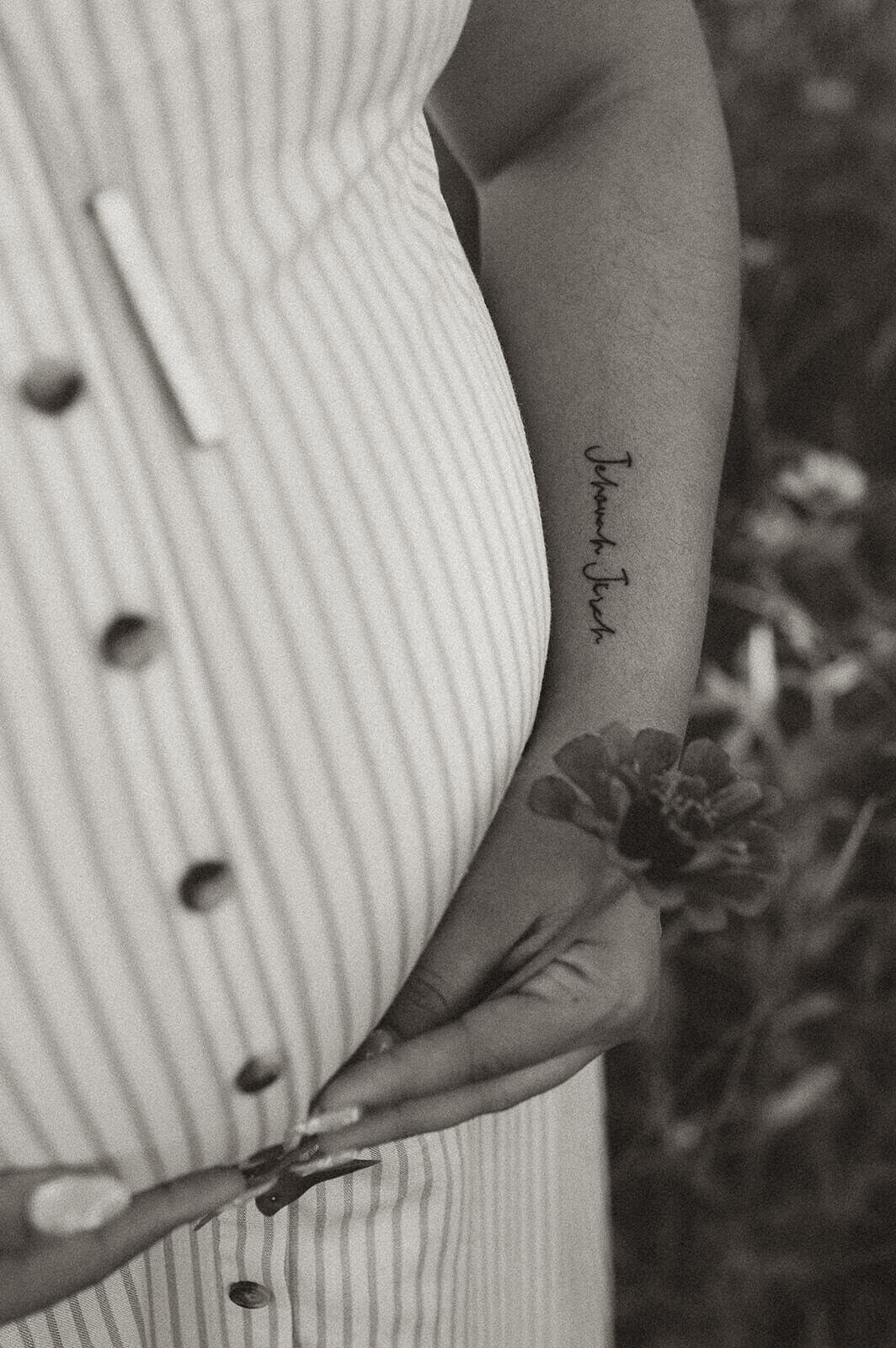 maternity-photo-bluehill-garden-monroe-flower-field