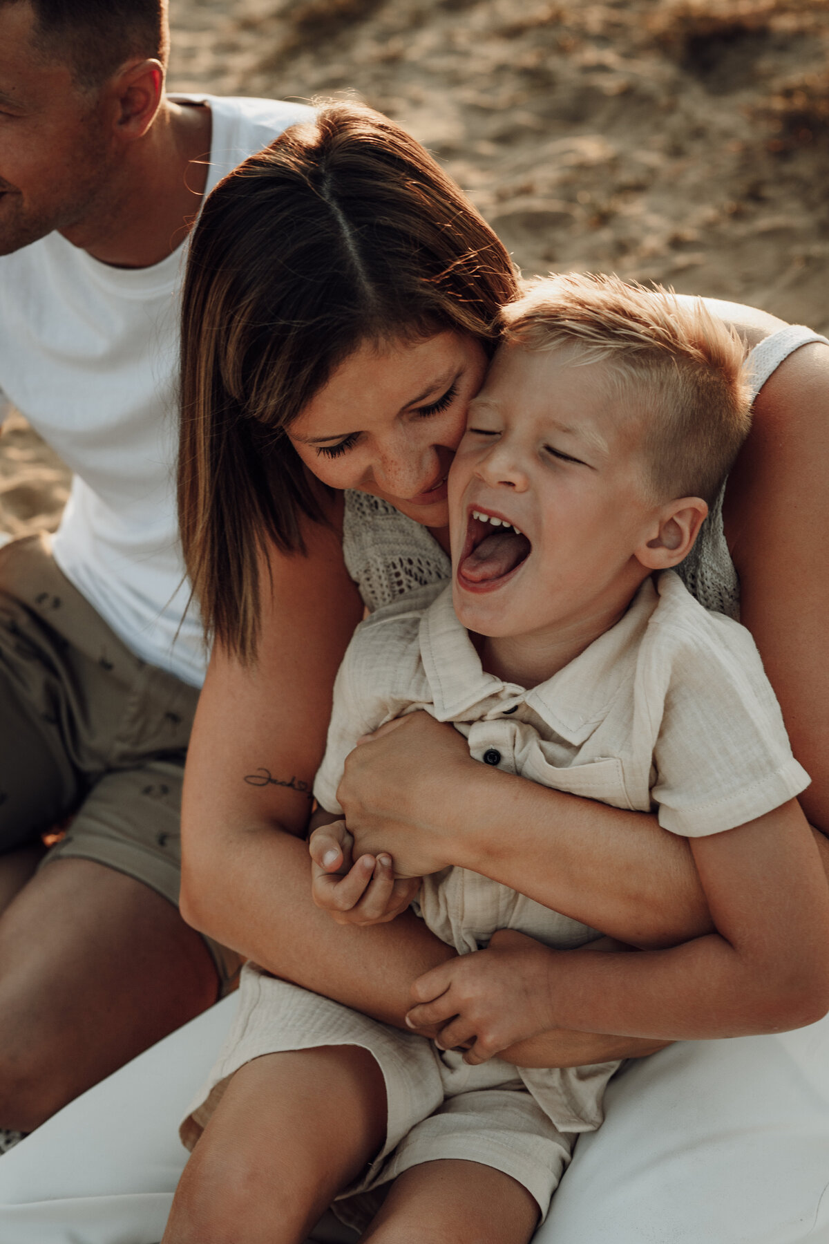 Mama omhelst zoontje tijdens gezinsshoot op  Landschotse Heide in Beerzel
