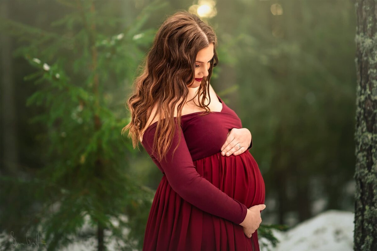 gravid kvinna tittar kärleksfullt på magen