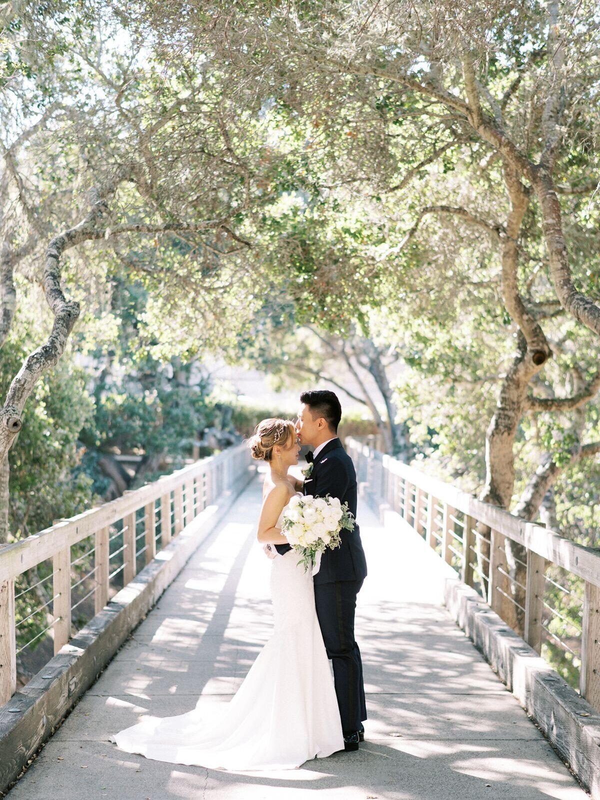 couple-on-bridge