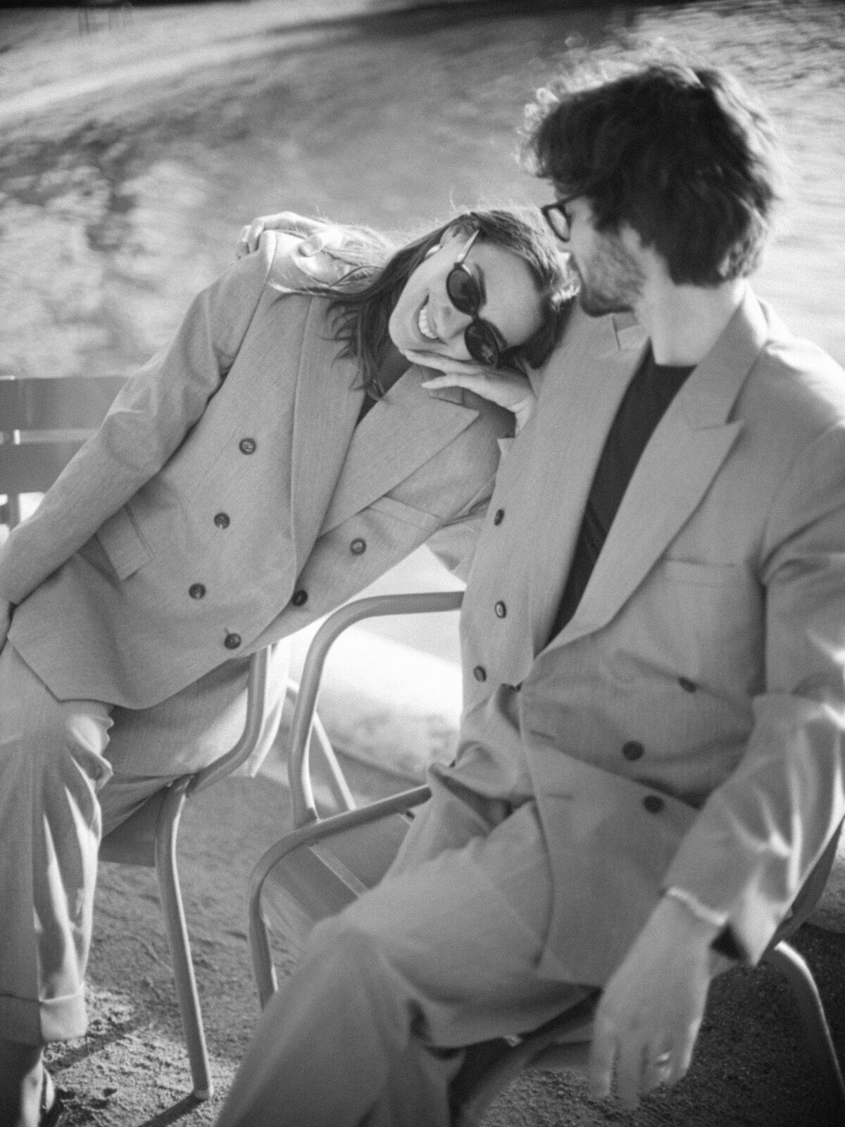 Elegant engagement photos in Paris, between the Tuileries Gardens and the Louvre Museum, filled with light and emotion.