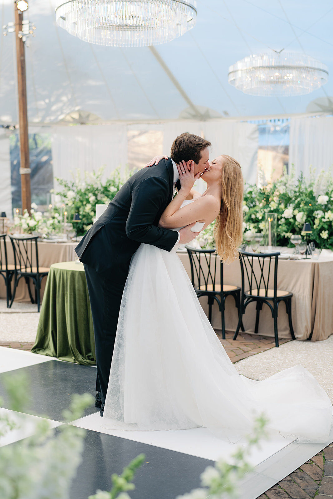 elevated_neutral_tones_governor_thomas_bennett_house_charleston_destination_wedding_photographer_wedding_Kailee_DiMeglio_Photography-1163