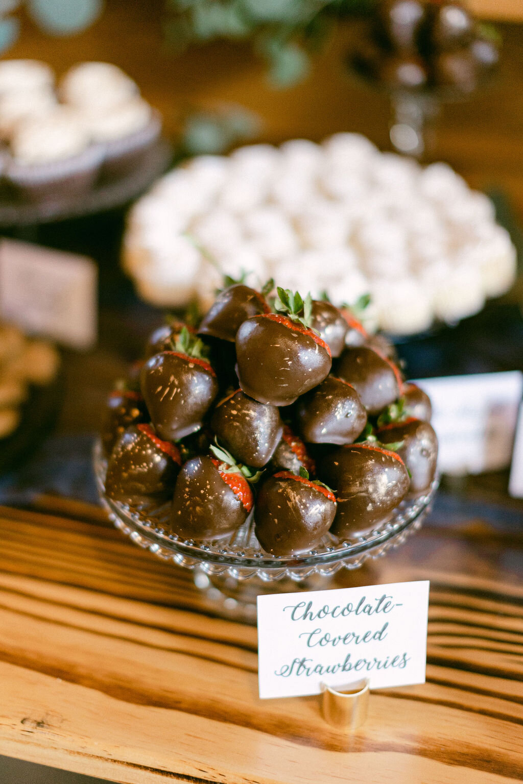 chocolate-covered-strawberries-wedding-dessert