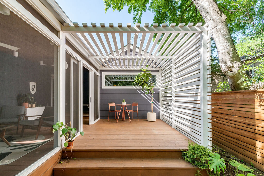 hello-home-modern-backyard-screened-porch-with-pergola-1