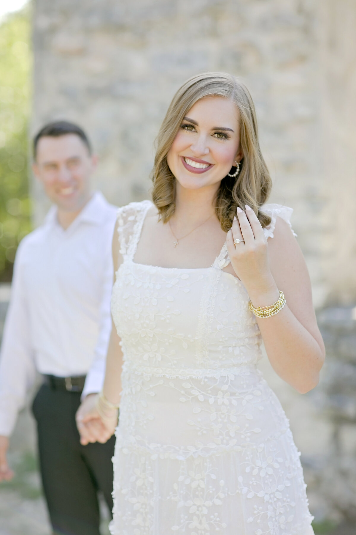 engaged-robin rogers photography-salado texas-engagement poses