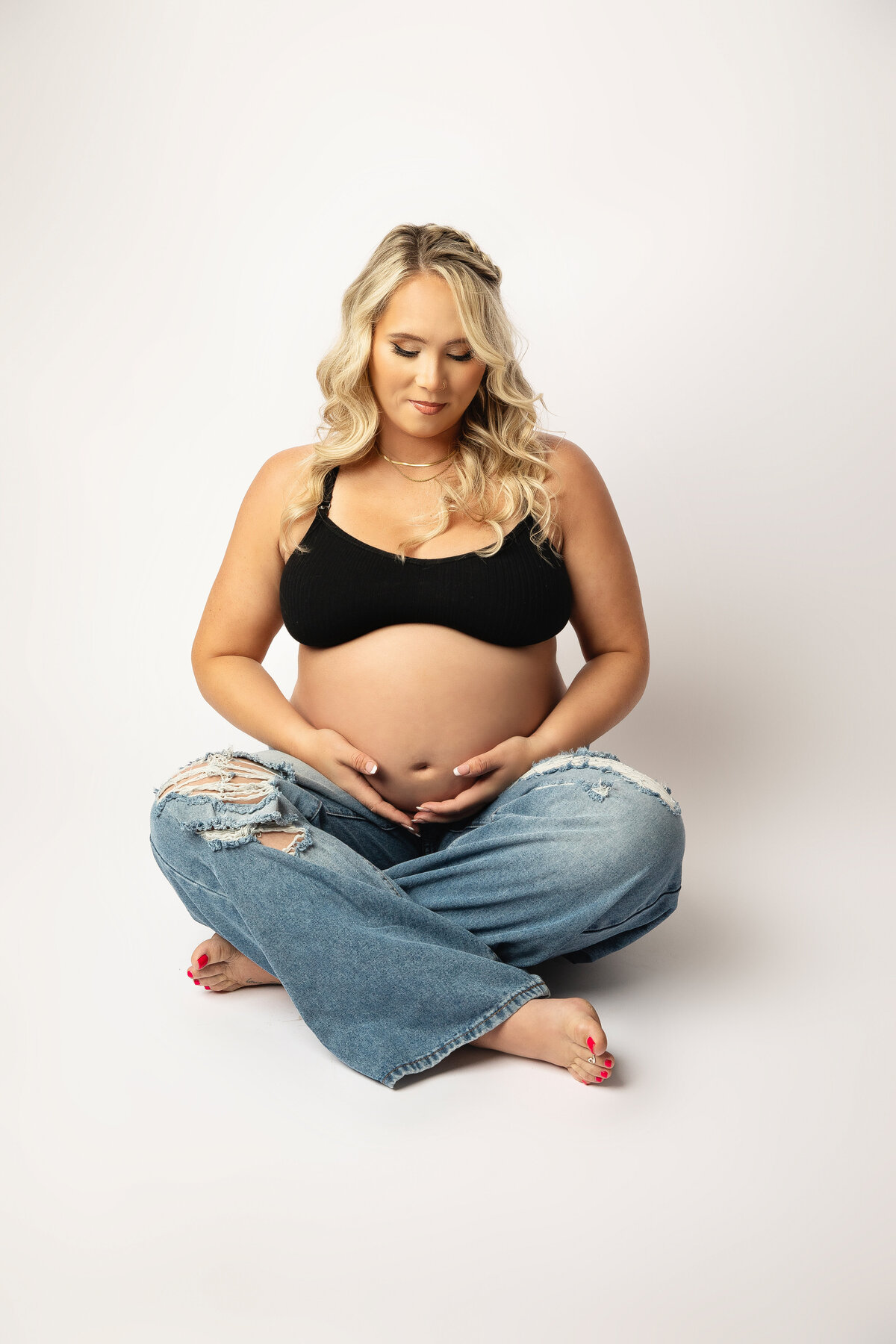Cherish your pregnancy with professional maternity photos in Jarrell, TX. Beautiful portraits for expecting moms. Book now!