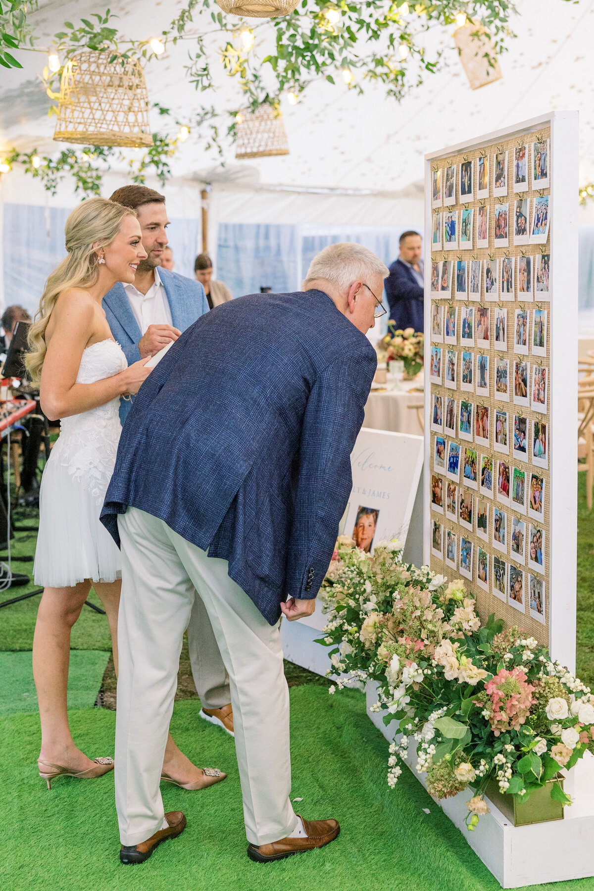 rehearsal-dinner-seating-chart-photos-guests