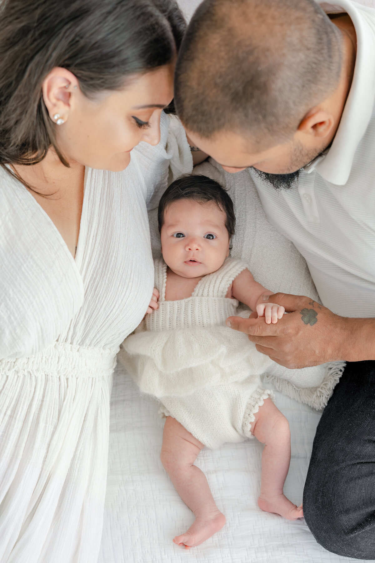 Parents looking at baby during natural light Barrie newborn photography session 