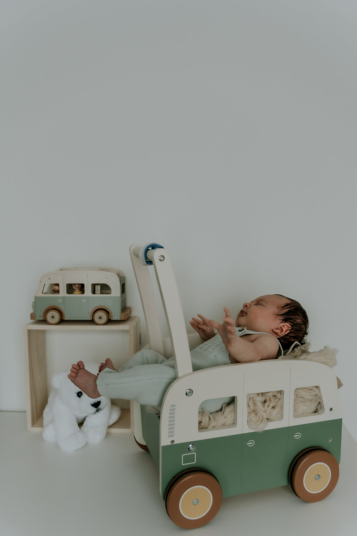 Millie, de babymeisje ligt in haar karretje dat ze van haar familie gekregen heeft.