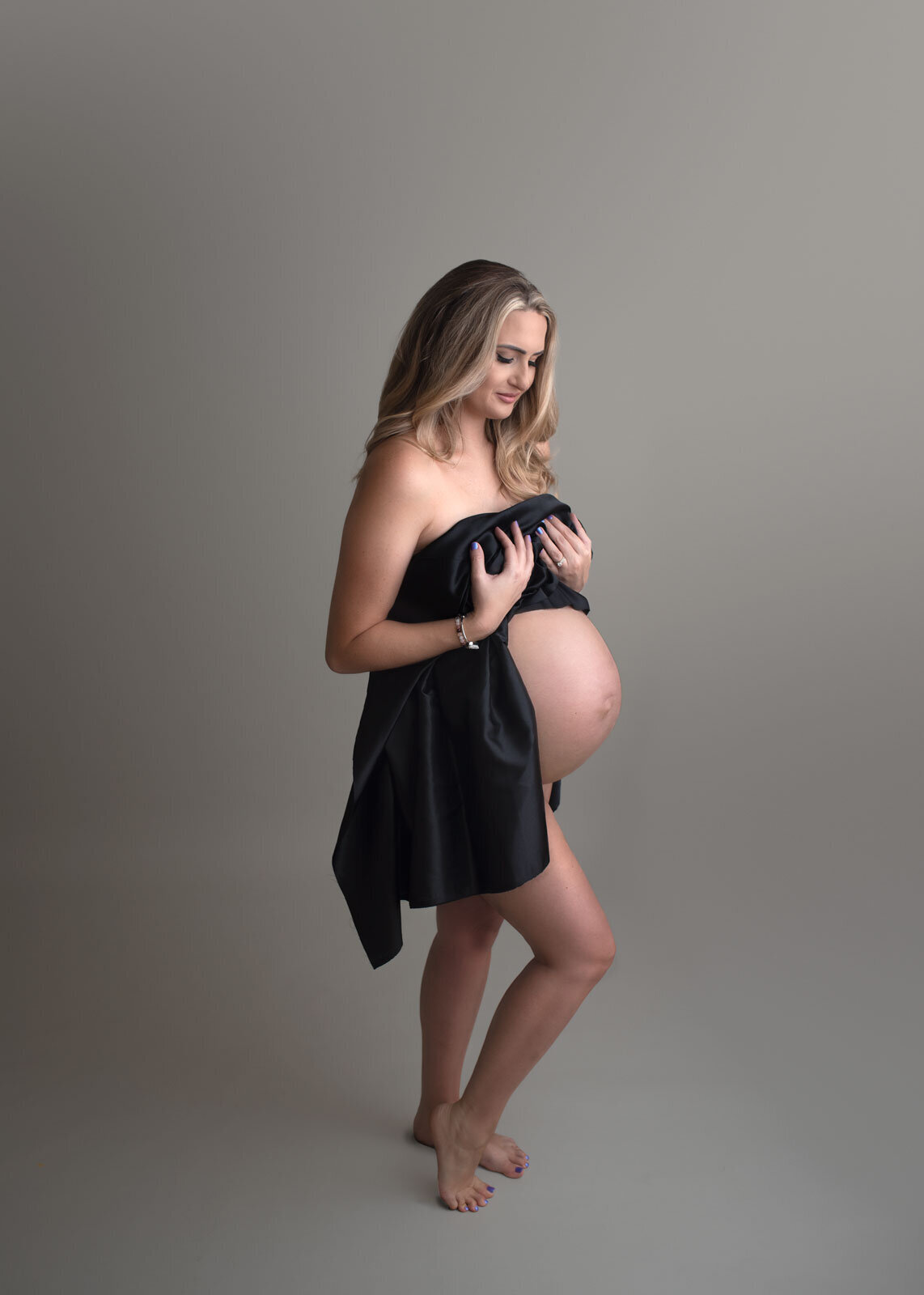 black fabric draped over pregnant woman at st. louis maternity photoshoot