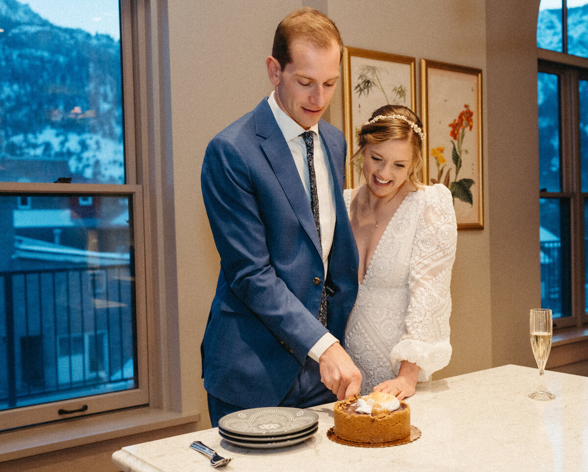 Sam-Murch-Photography-Ouray-Winter-Elopement-with-dog-93