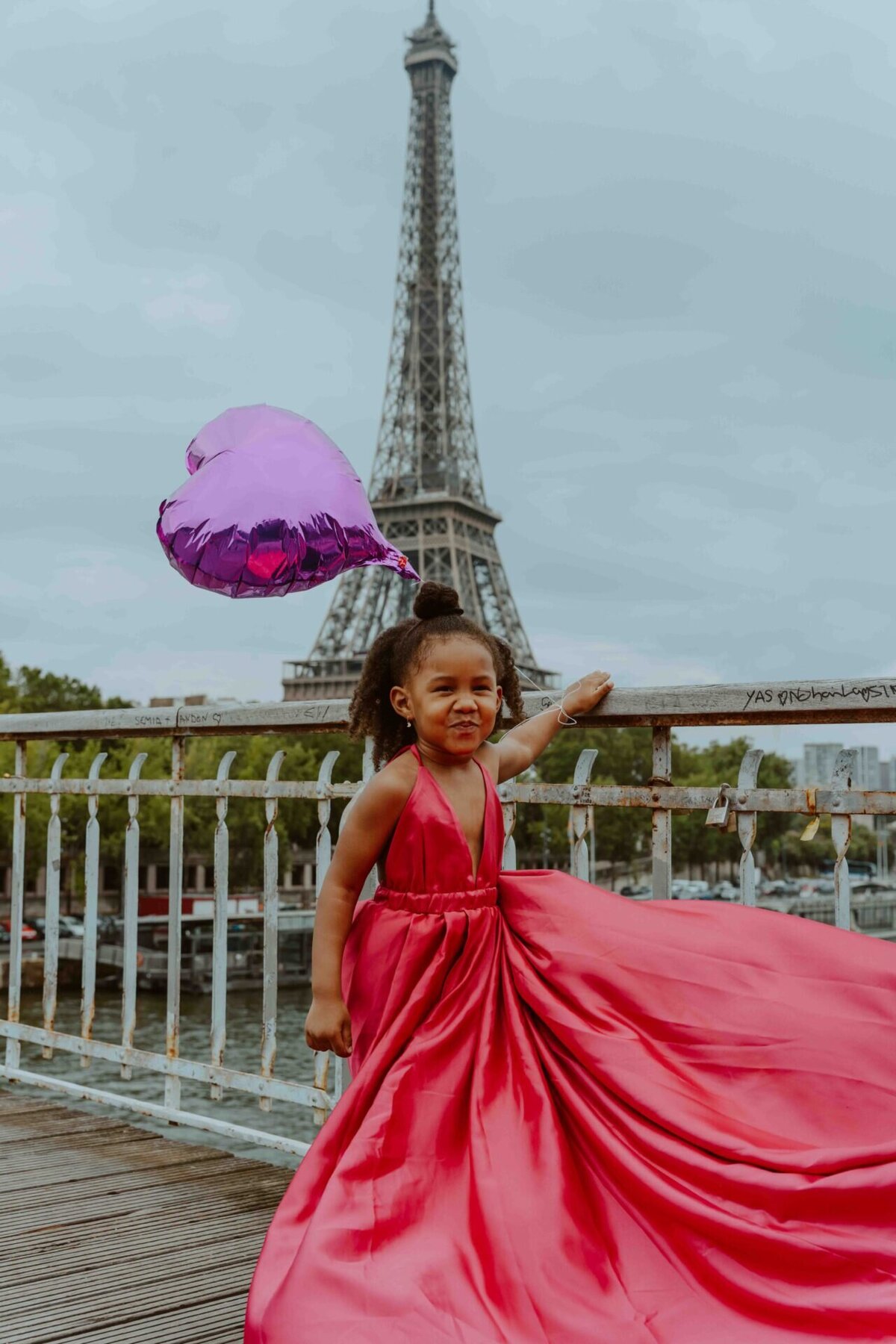 family-photoshoot-in-paris-with-flying-dresses-1