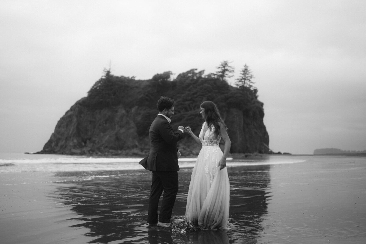 the_chaffins_international_destination_wedding_elopement_photographers_sammie_chaffin_micah_editorial_adventure_photos_travel_olympic_national_park_42