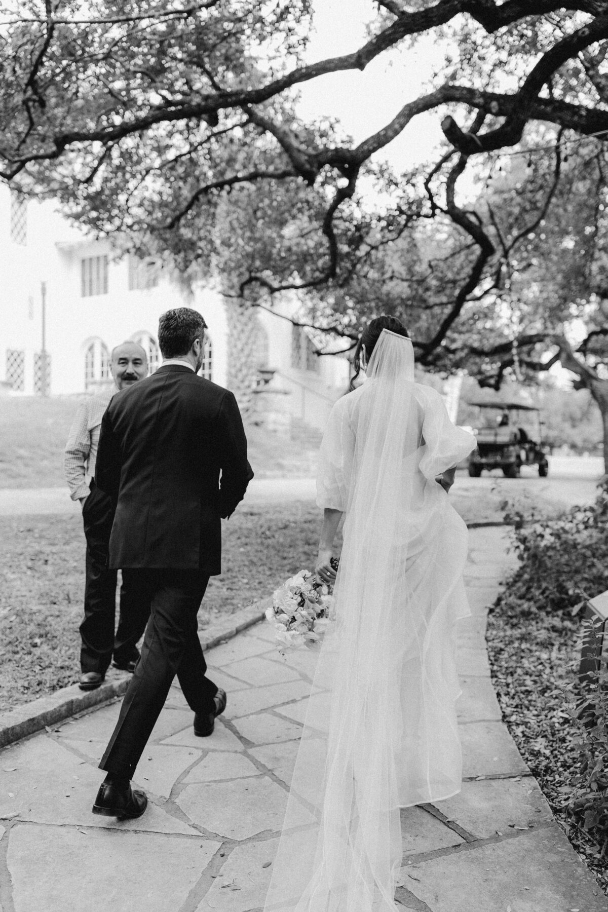 Bride and groom in the grounds of Laguna Gloria in Austin
