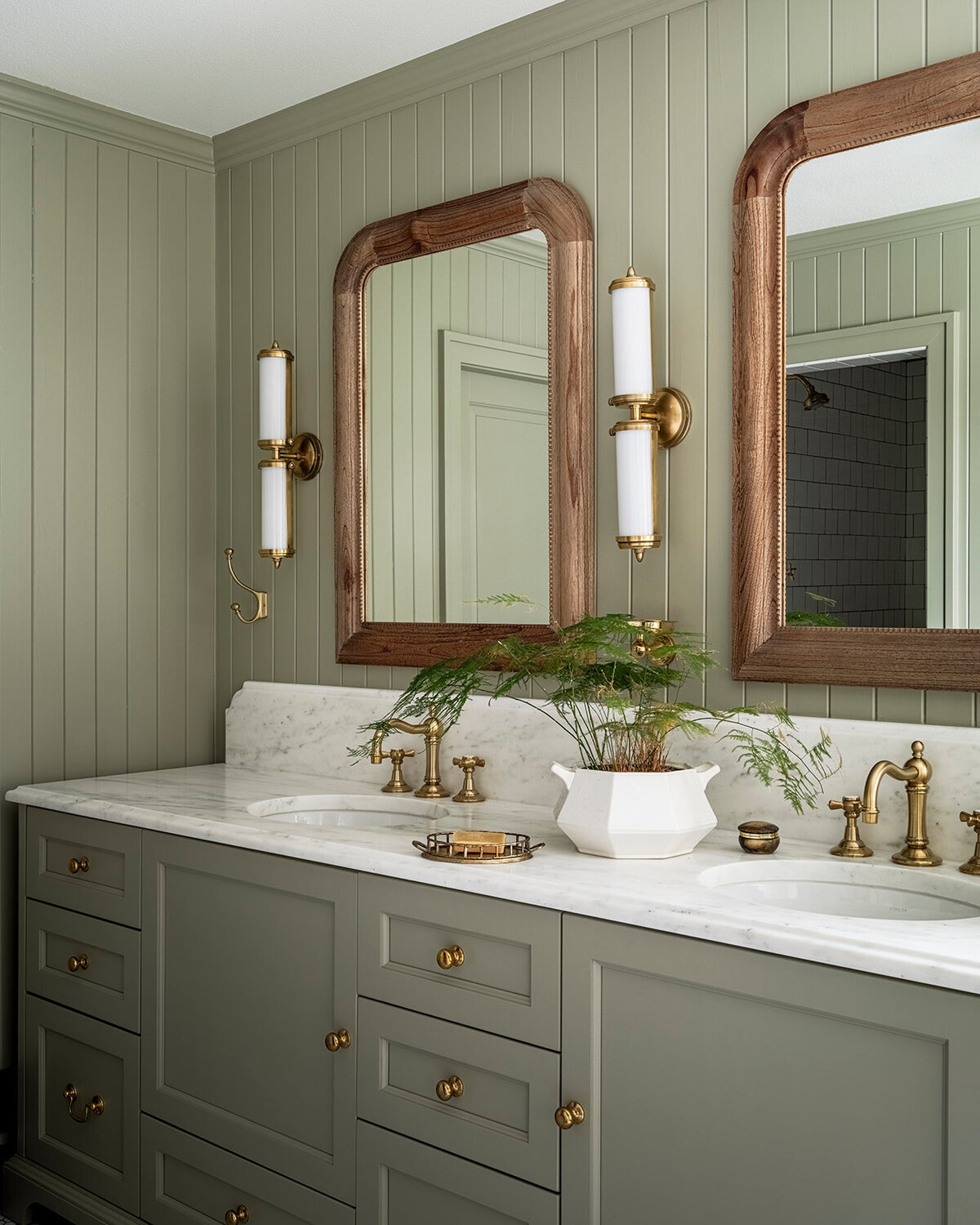 Kat Lawton Interiors - Seattle Interior Designer - English Cottage Primary Bathroom - DSCF2481-HDR-Edit_websize