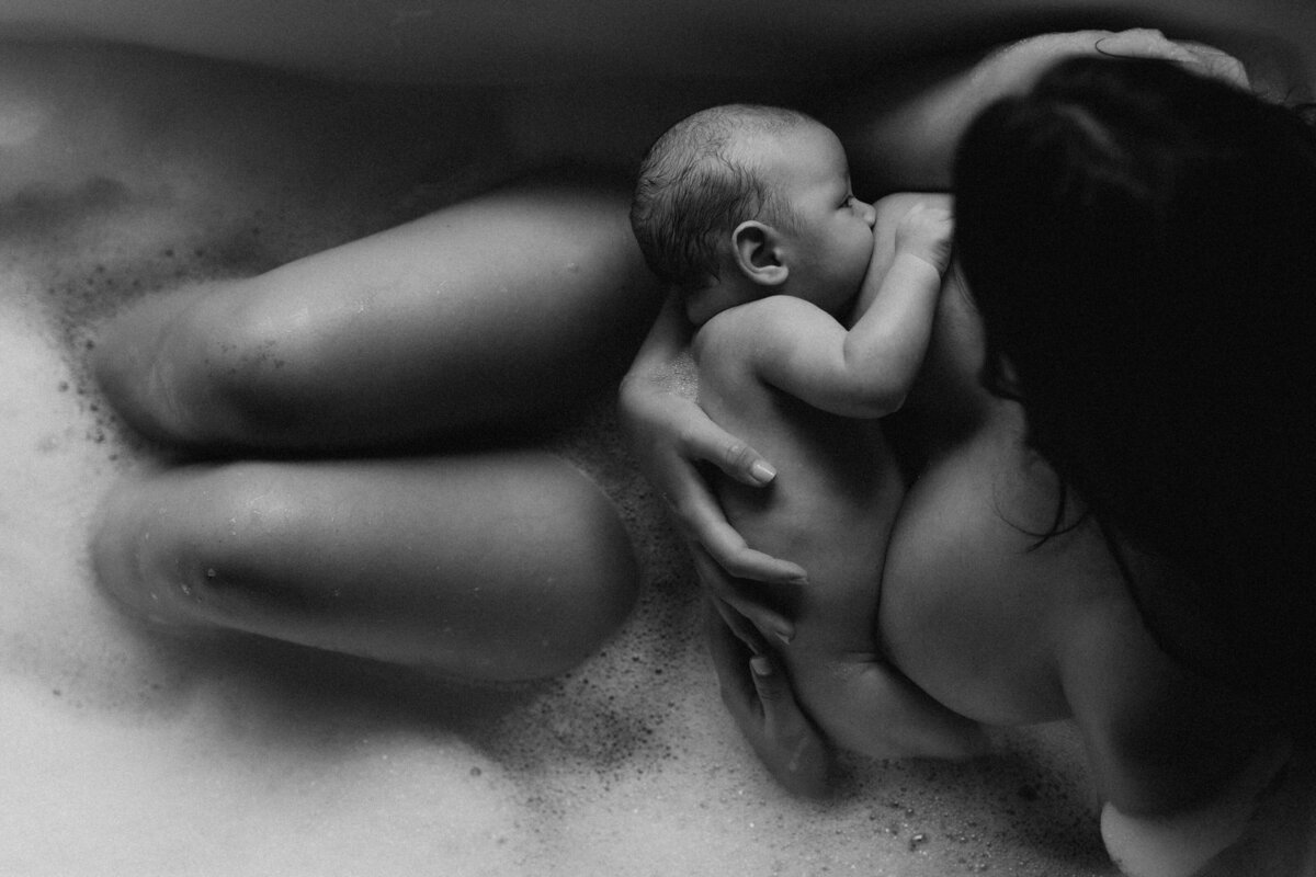 Mother-breastfeeding-in-bath-2