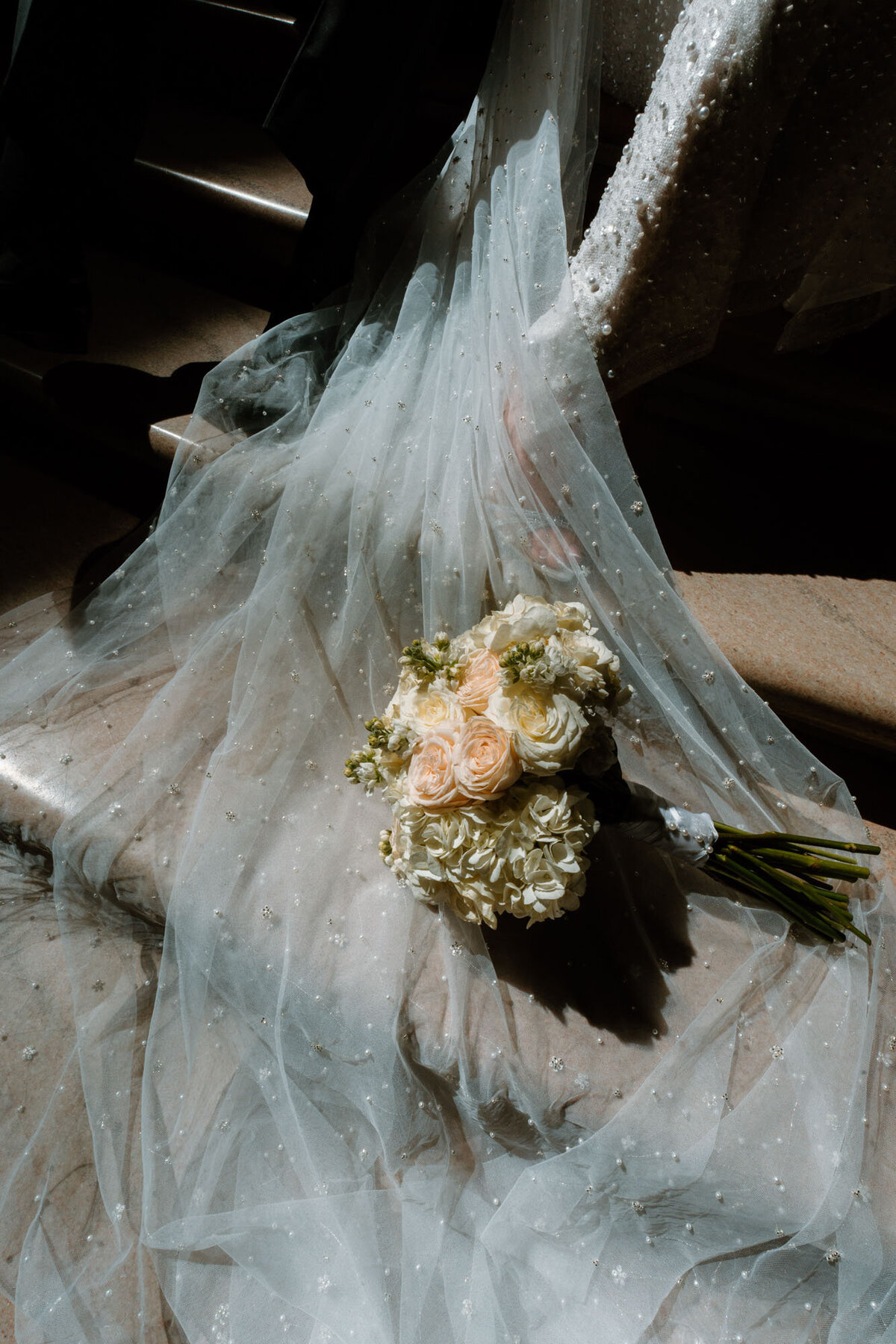 026_sf-wedding-photographer_san-francisco-city-hall_JAV09490