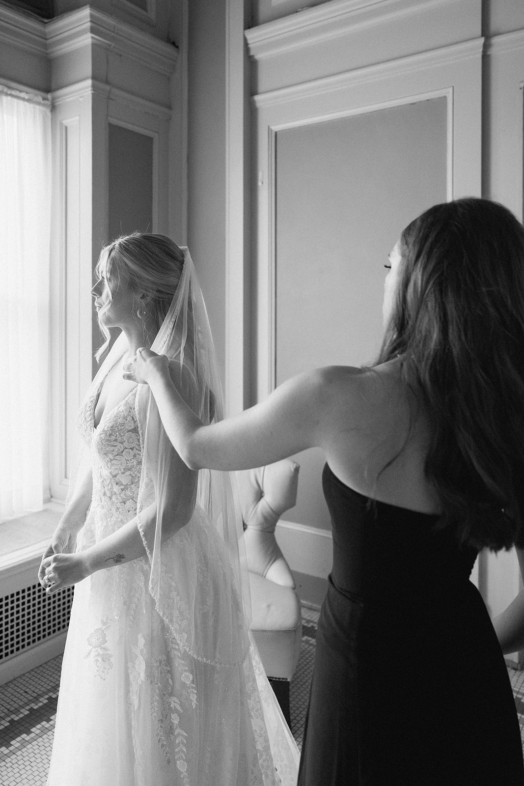 Duluth wedding & elopement photographer capturing adventurous, heartfelt moments along Minnesota’s North Shore. Real love, real laughter, no stiff poses.