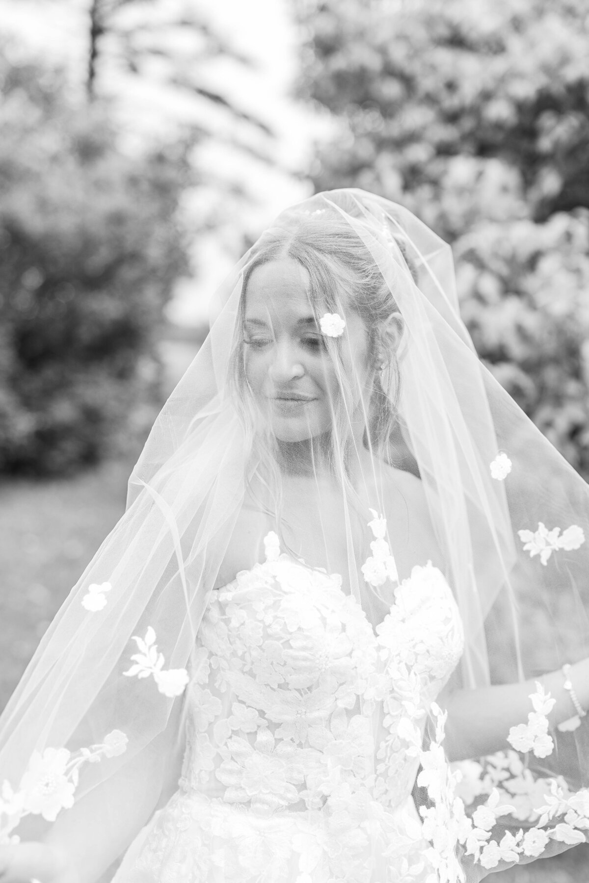 traverse-city-wedding-photographer-bride-under-veil-bw