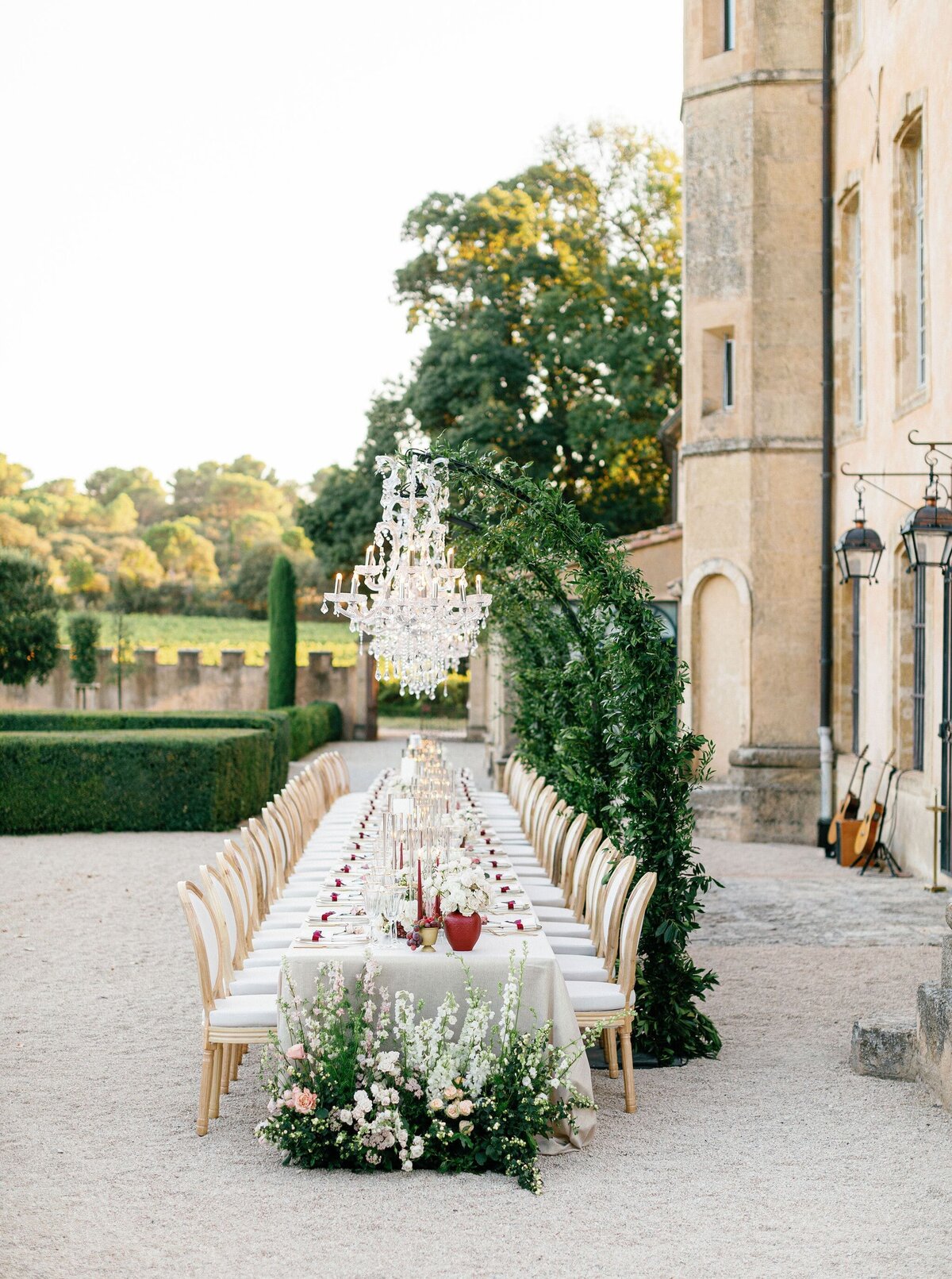 Long-wedding-dinner-table-cristal-chandeliers