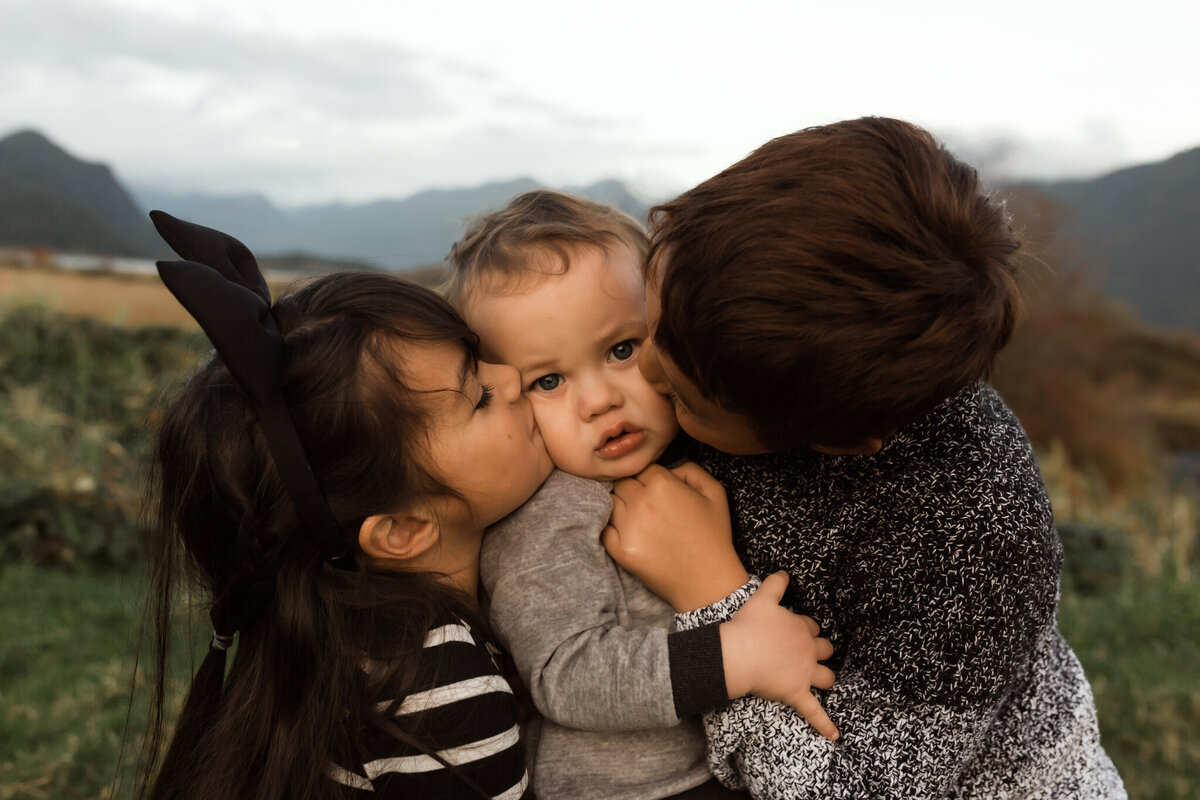 Family session with jillian nielsen photography at Pitt lake
