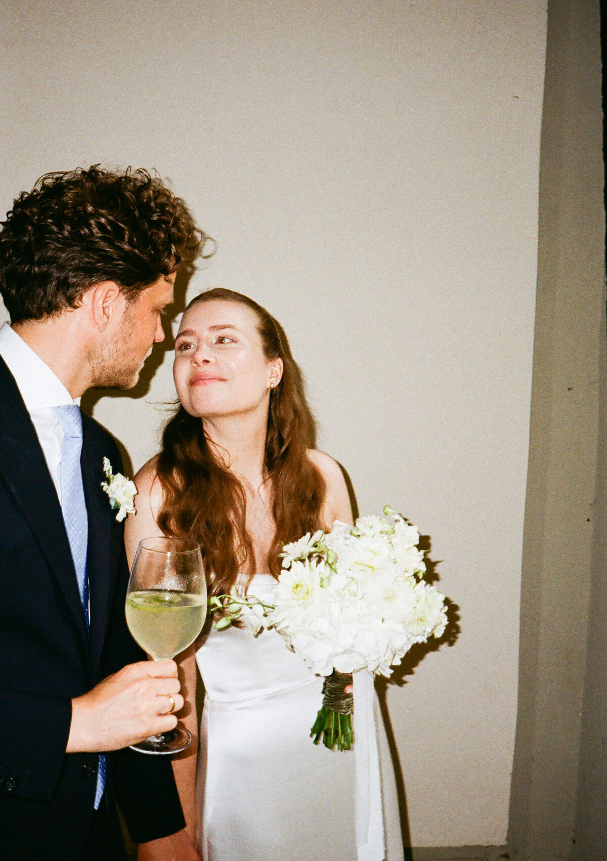 Braut und Bräutigam stoßen an – entspannte Feier bei einer Hochzeit im Palast Hohenems.

