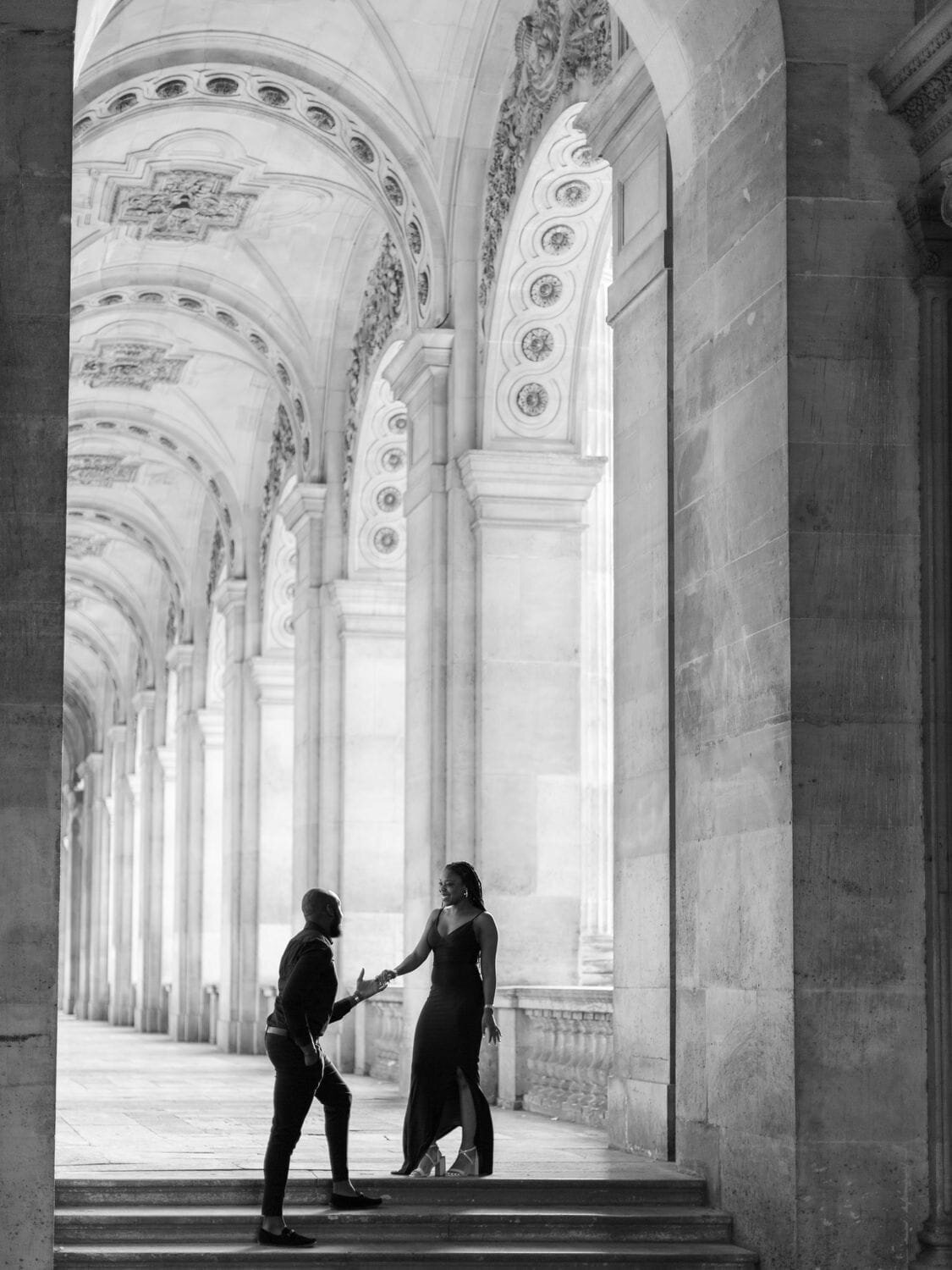 Engagement-session-paris-couple-wedding-photographer-louvres-museum-10