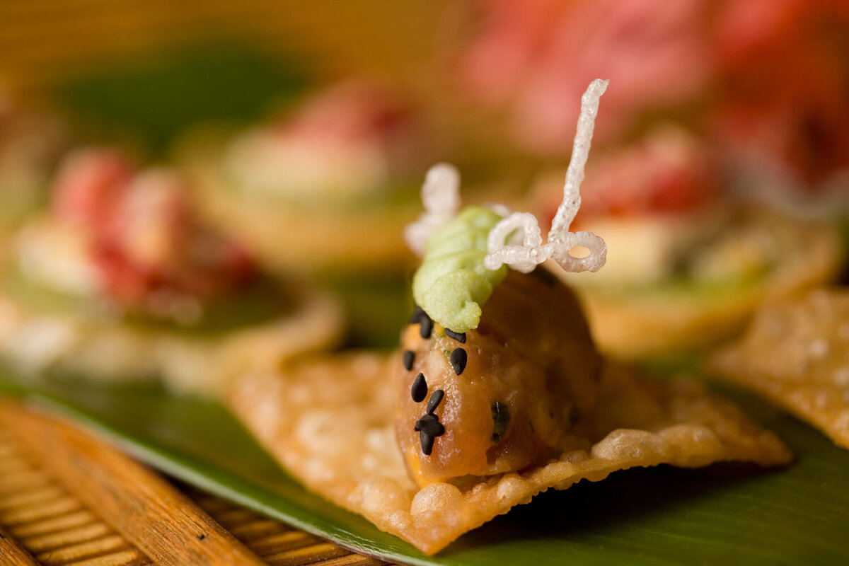 Seared tuna bite with sesame seeds and crispy topping