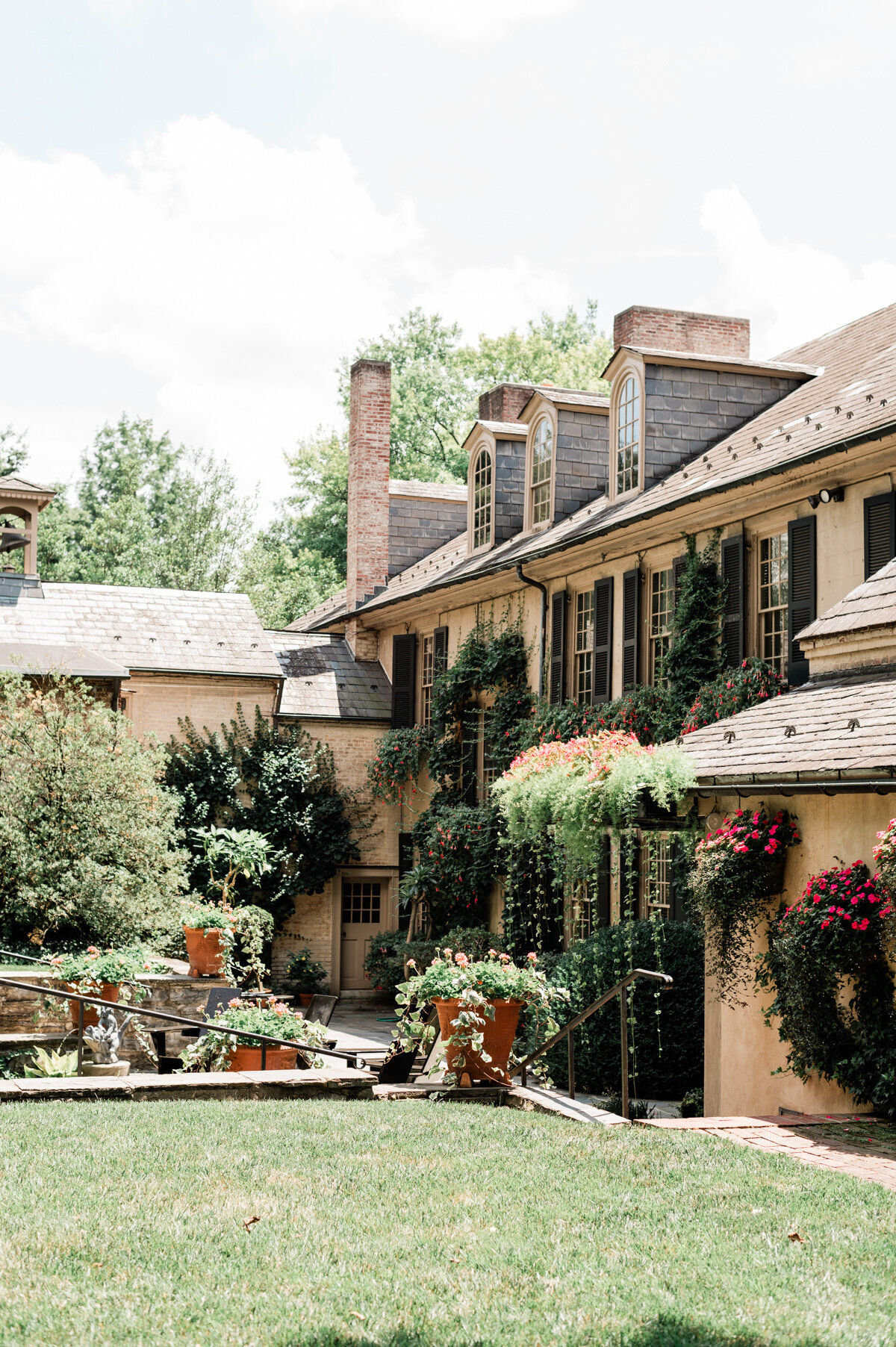 Château Dreams: Elevate your wedding with our luxury photography amidst the opulent châteaus of France & Italy. Our images reflect the grandeur and elegance of your special day.