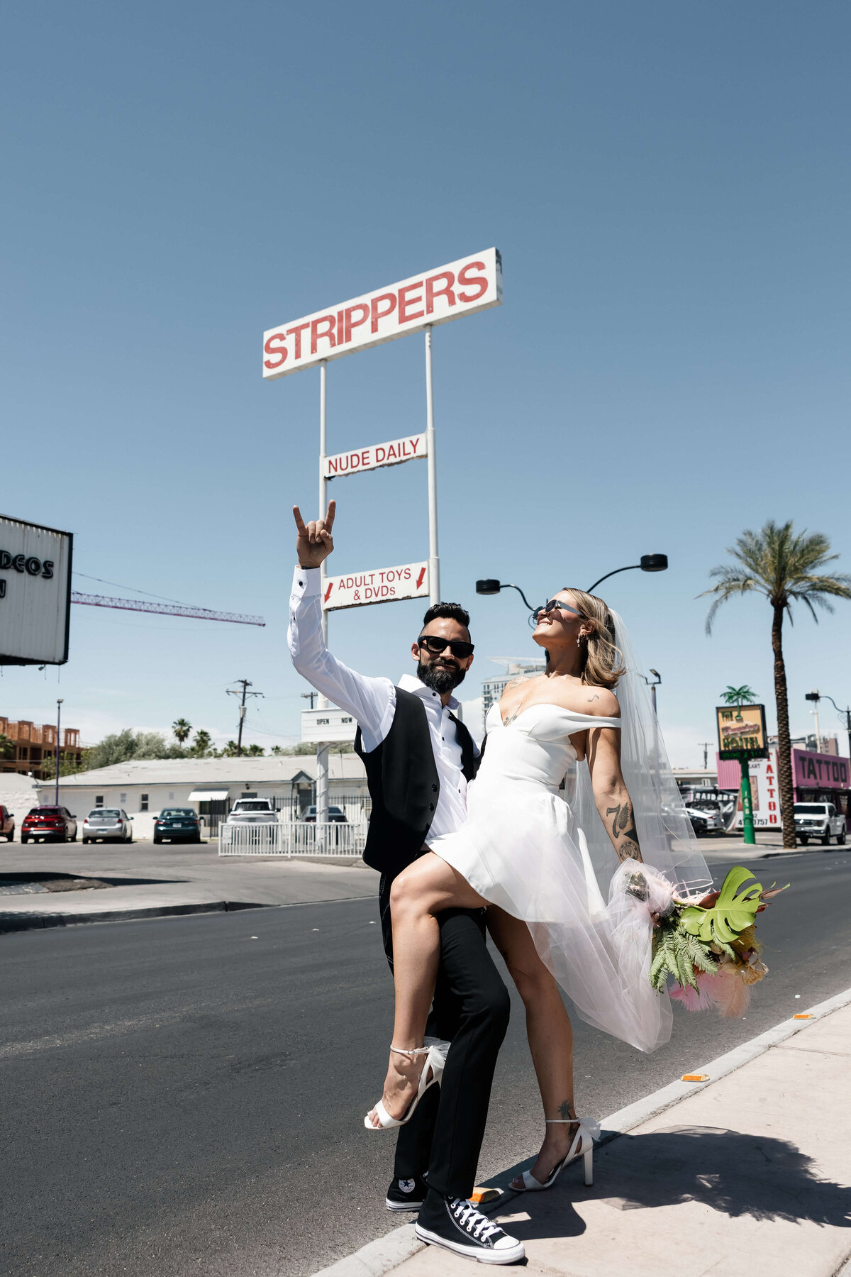 54_riskyexposure_sasha-andy_las-vegas-elopement-photography